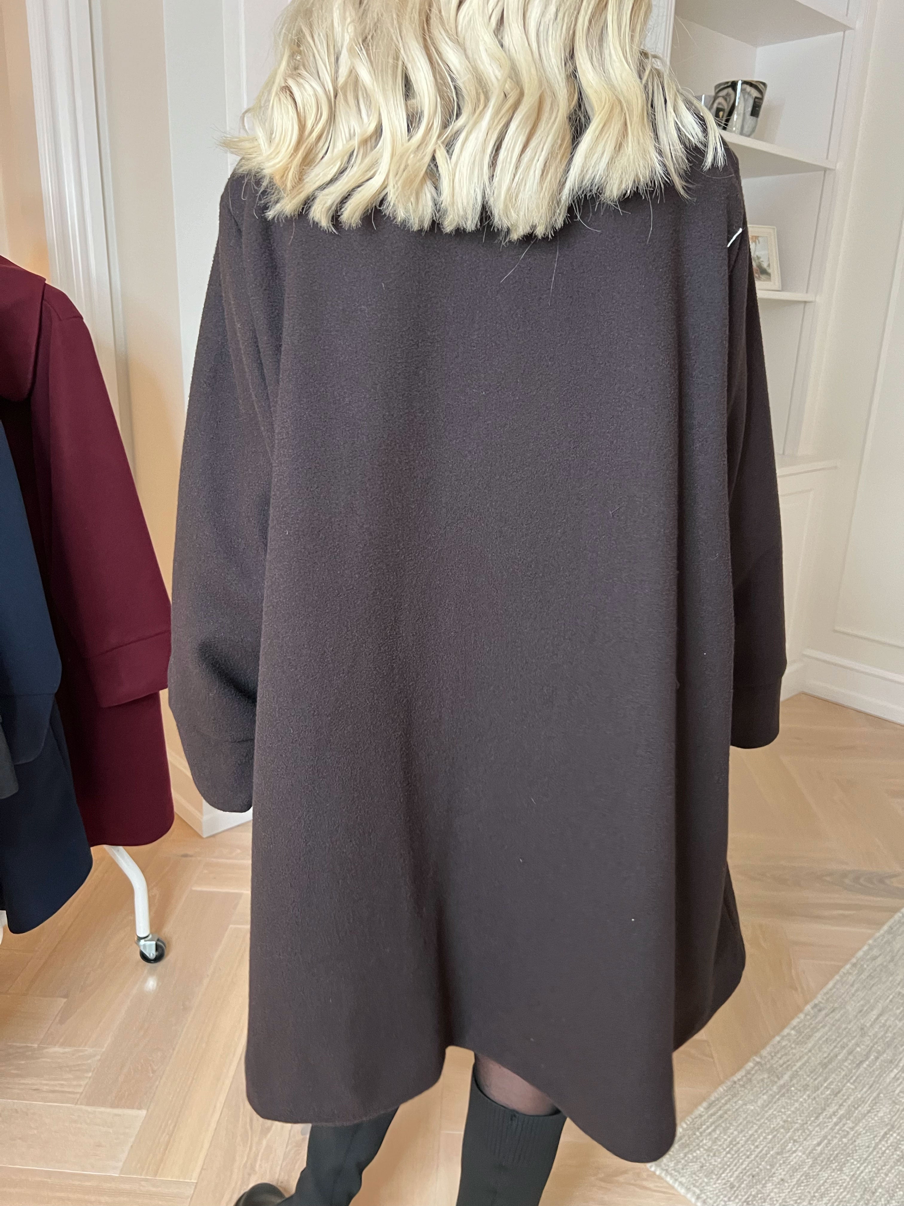 Yalena - Klassisk frakke i A-facon med lommer