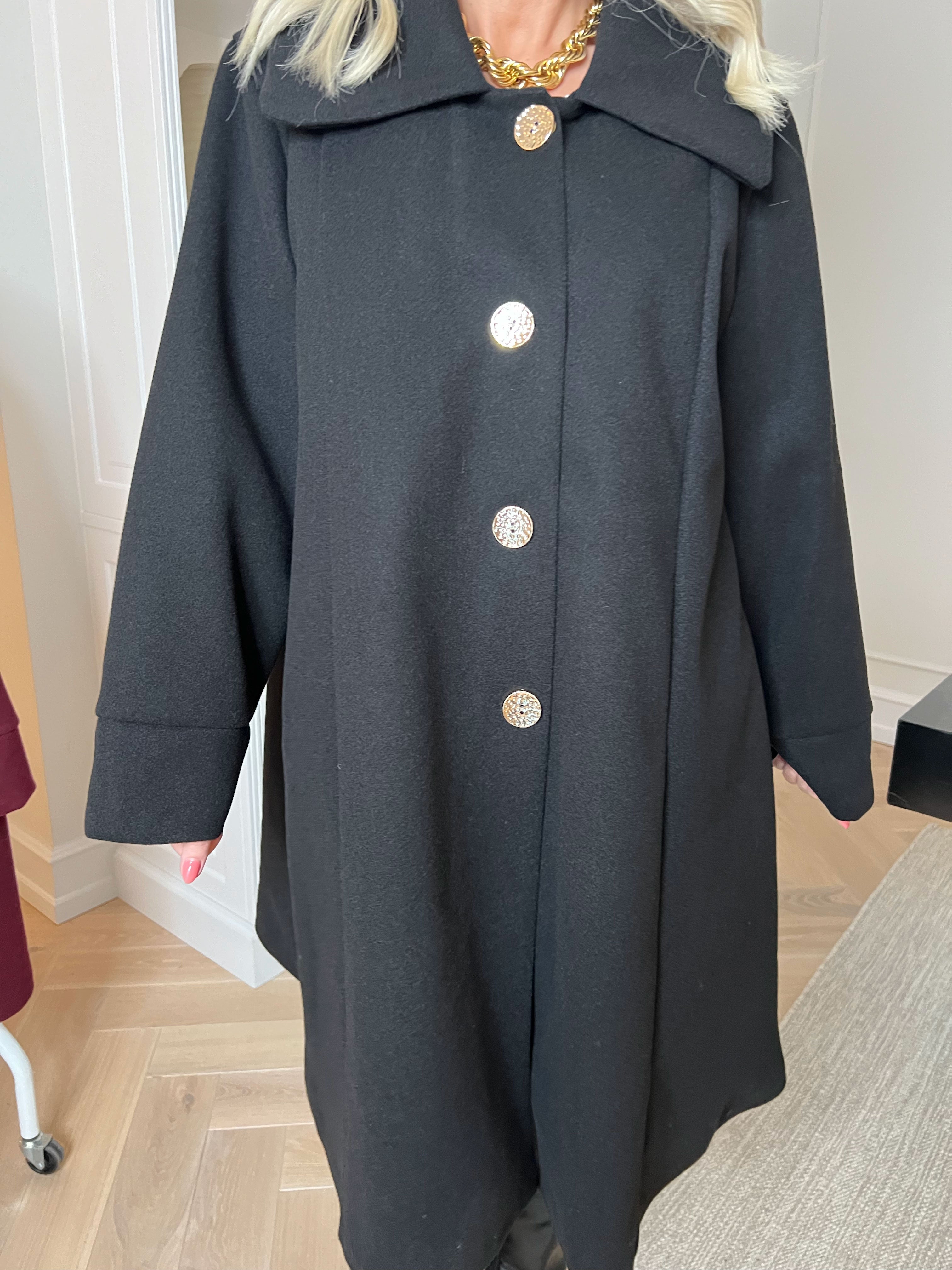 Yalena - Klassisk frakke i A-facon med lommer