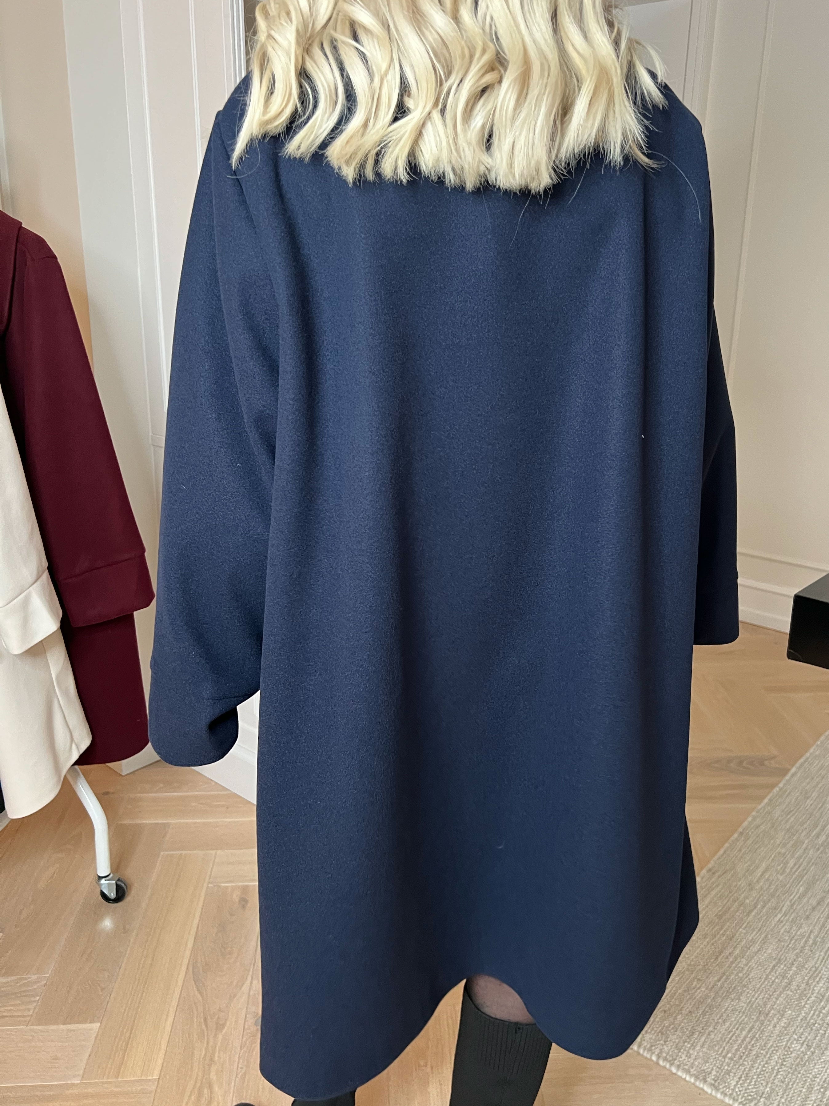 Yalena - Klassisk frakke i A-facon med lommer