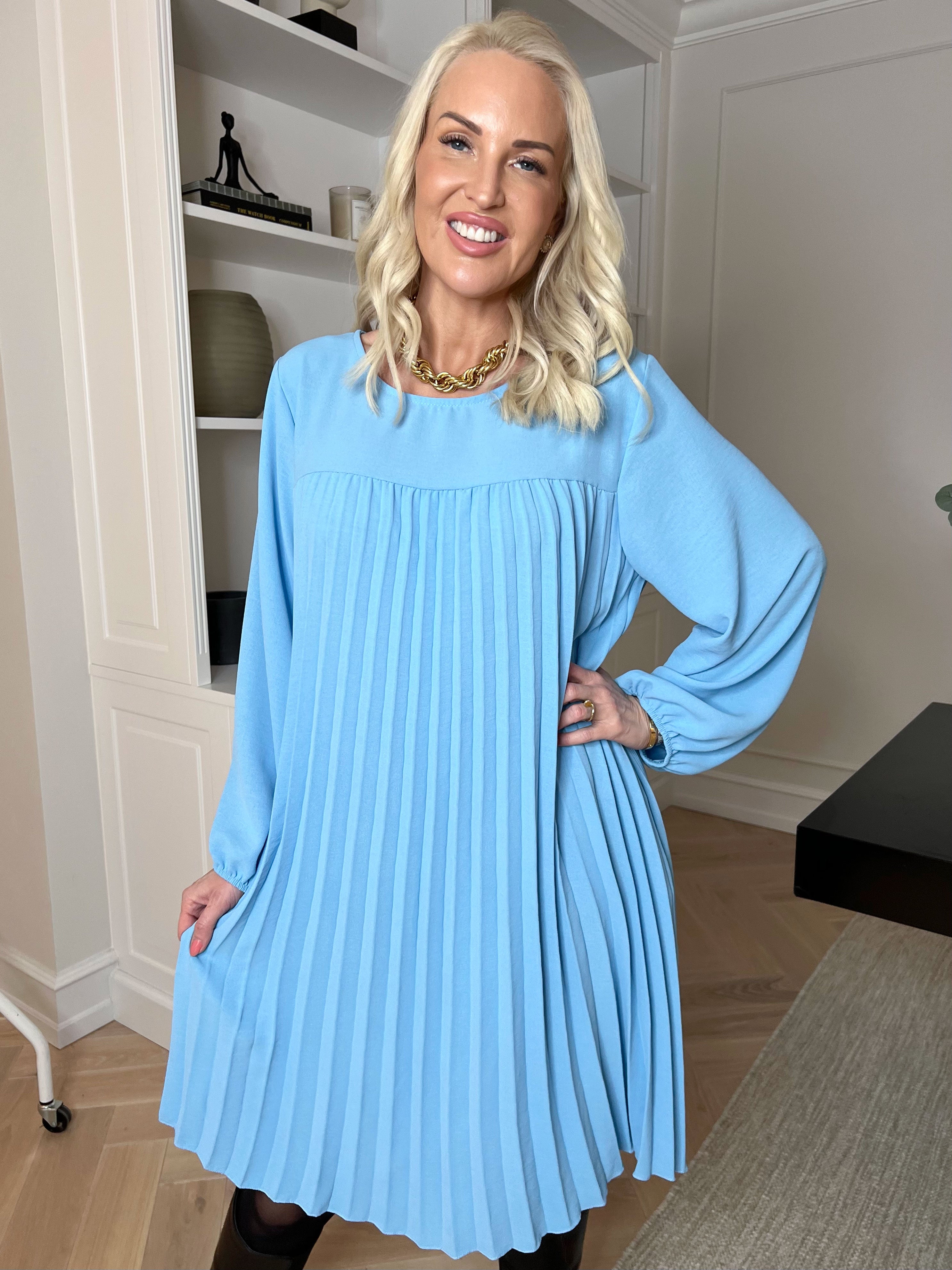 Nancy Short L/S - Klänning med plissering och fickor