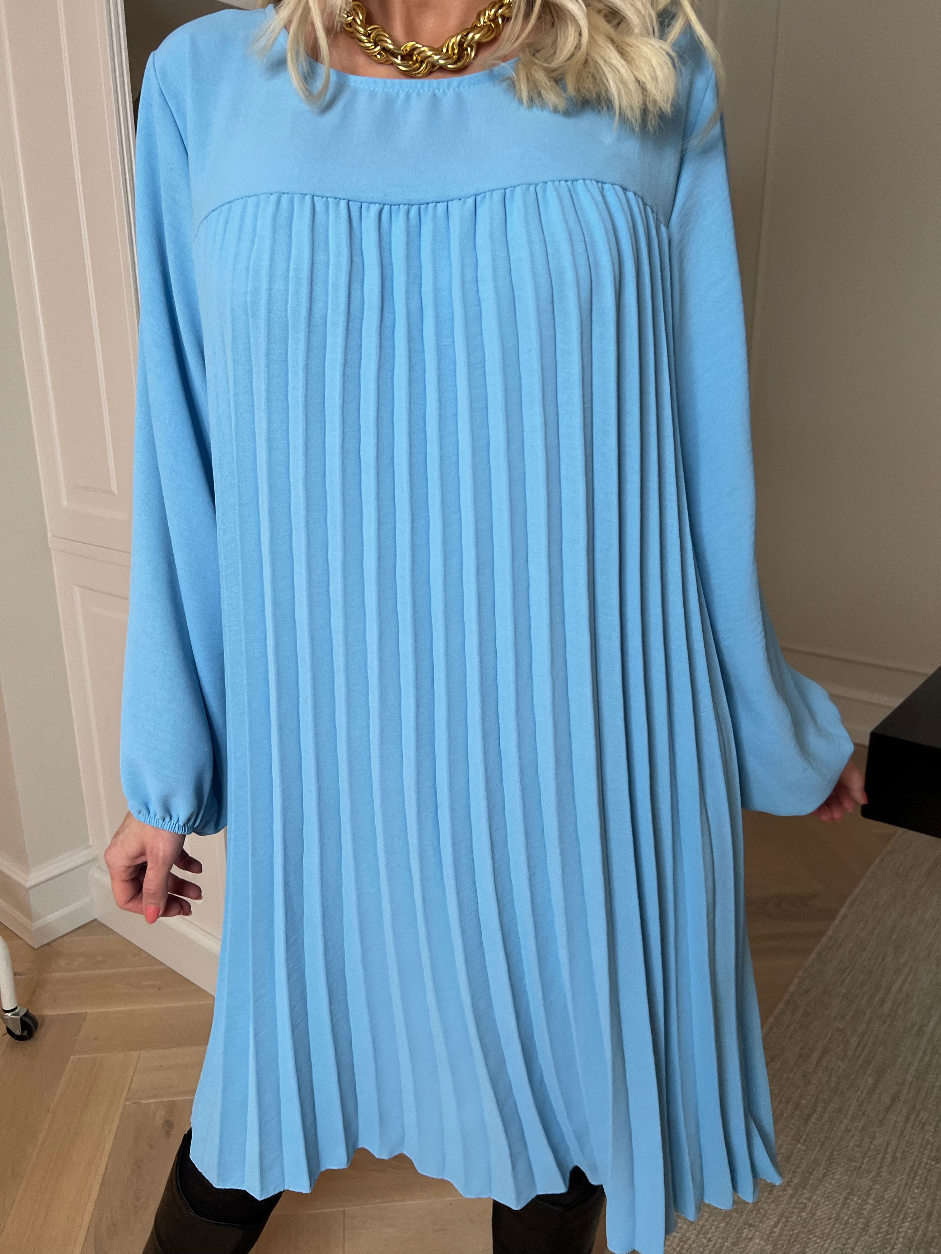 Nancy Short L/S - Klänning med plissering och fickor