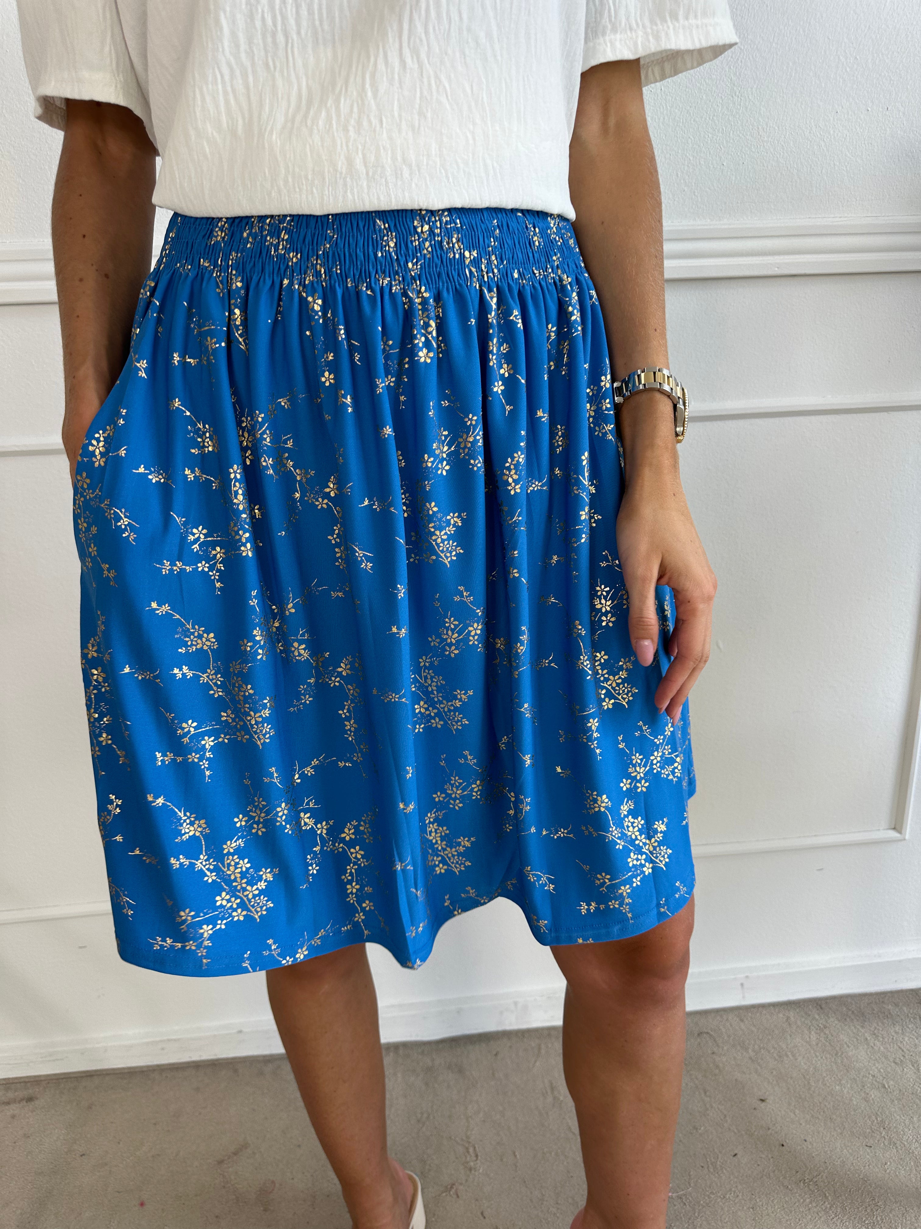 Pams Gold Short Skirt - Kort kjol i stretchigt tyg med fickor