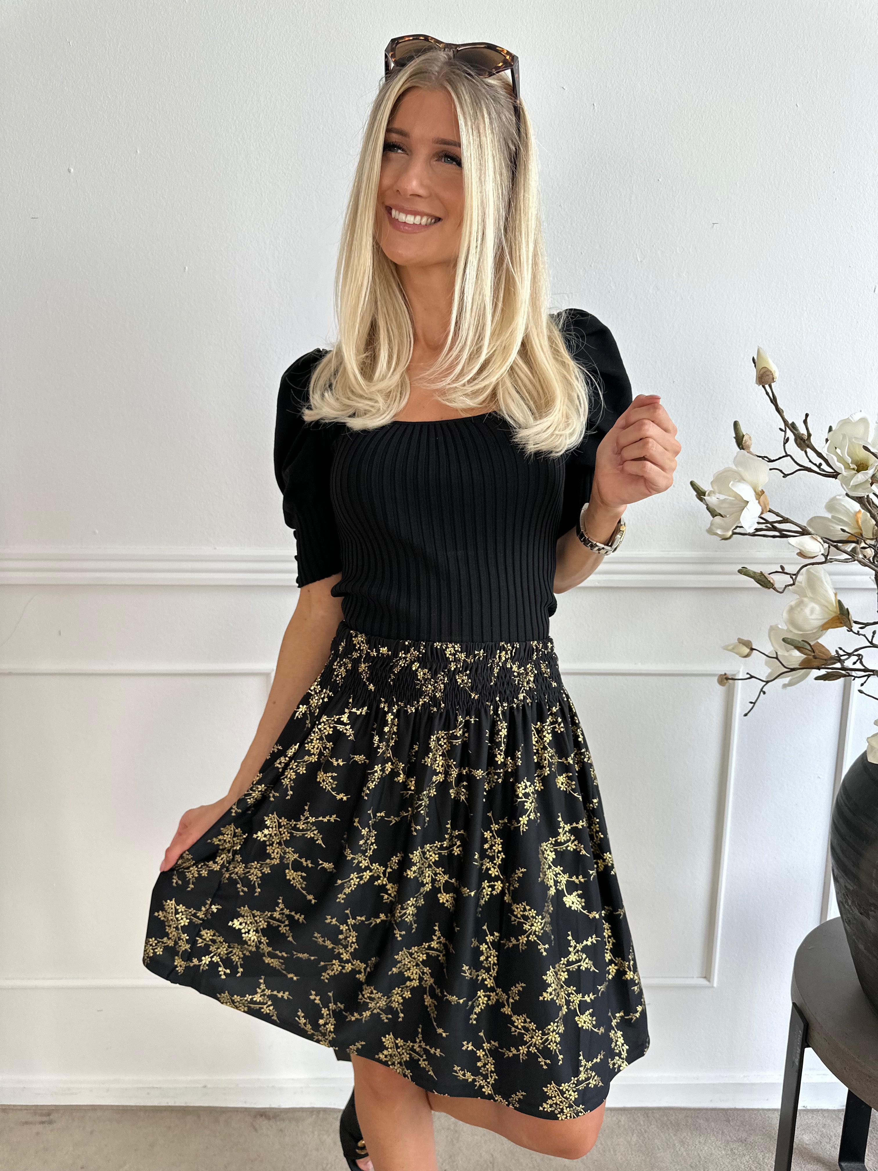 Pams Gold Short Skirt - Kort kjol i stretchigt tyg med fickor