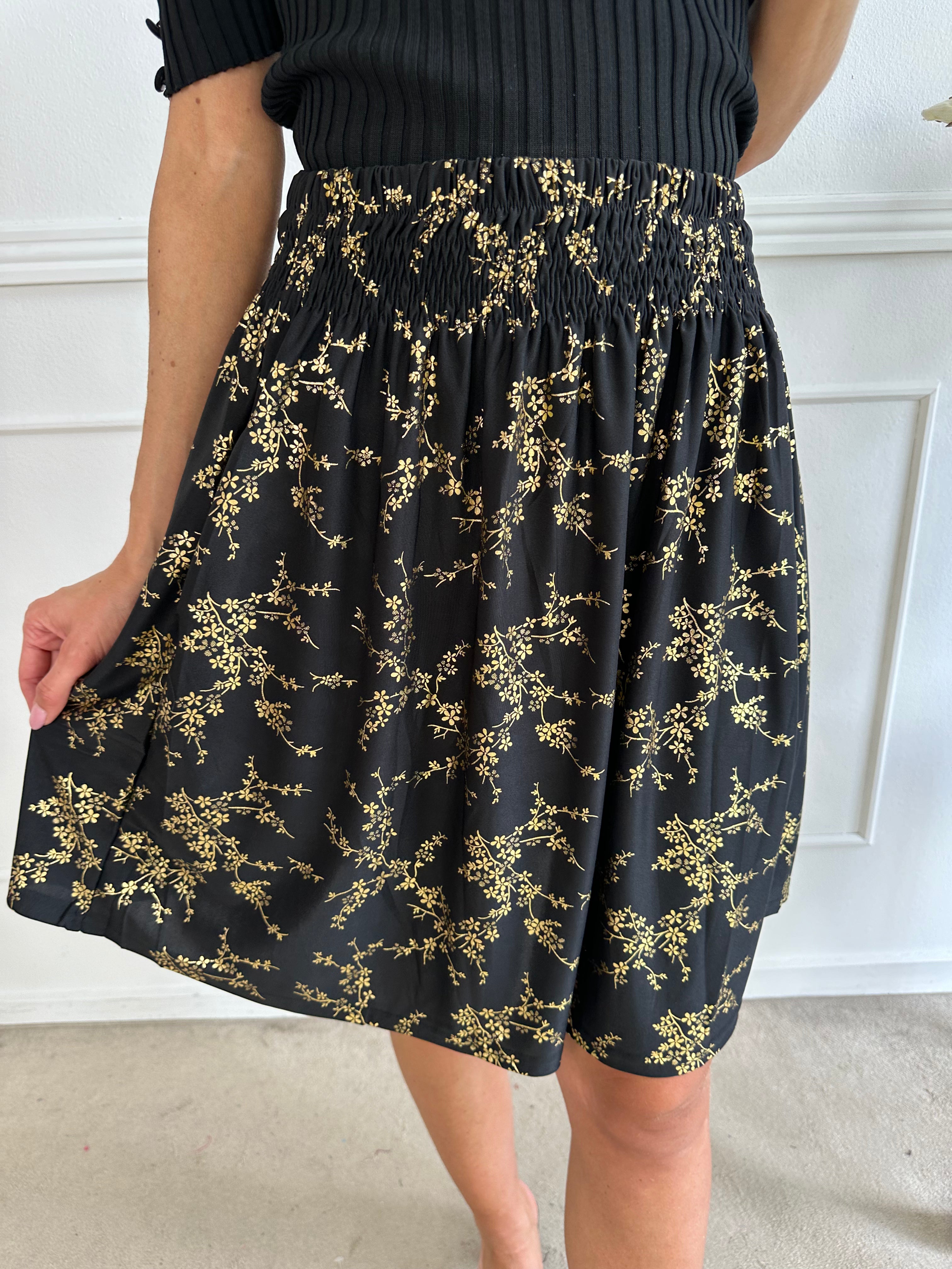 Pams Gold Short Skirt - Kort kjol i stretchigt tyg med fickor