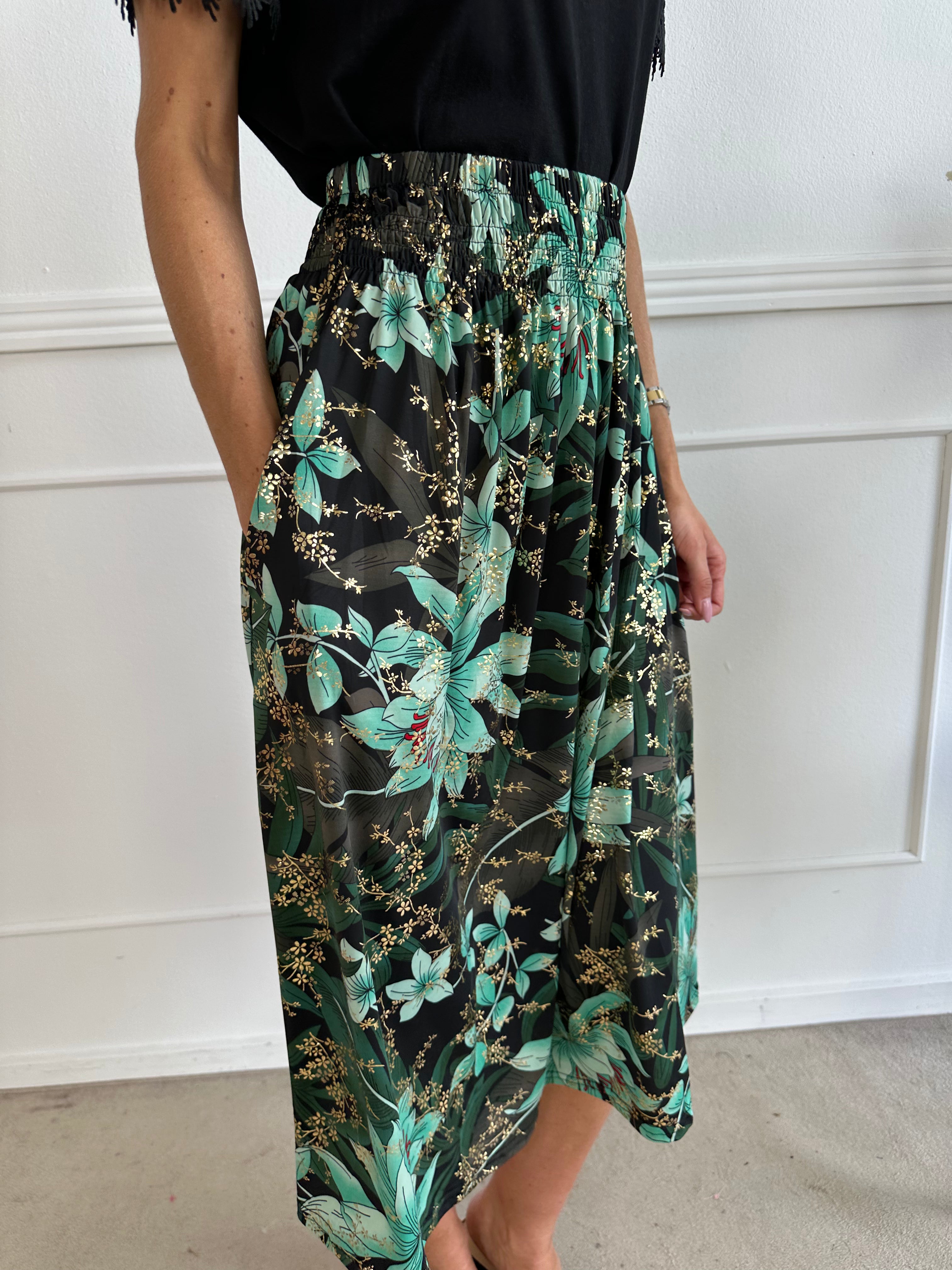 Pams Midi Skirt - Kjol i skrynkelfritt tyg med fickor