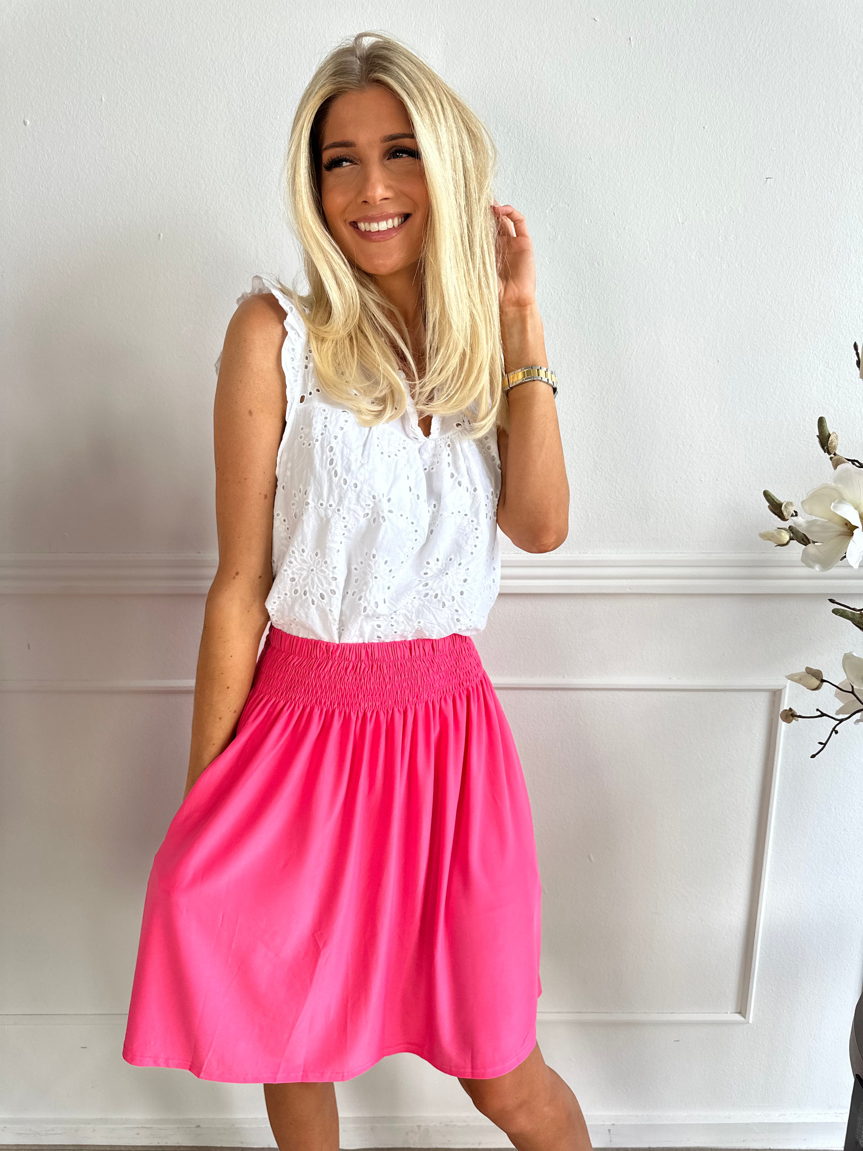 Pams Plain Short Skirt - Kort kjol i stretchigt tyg med fickor