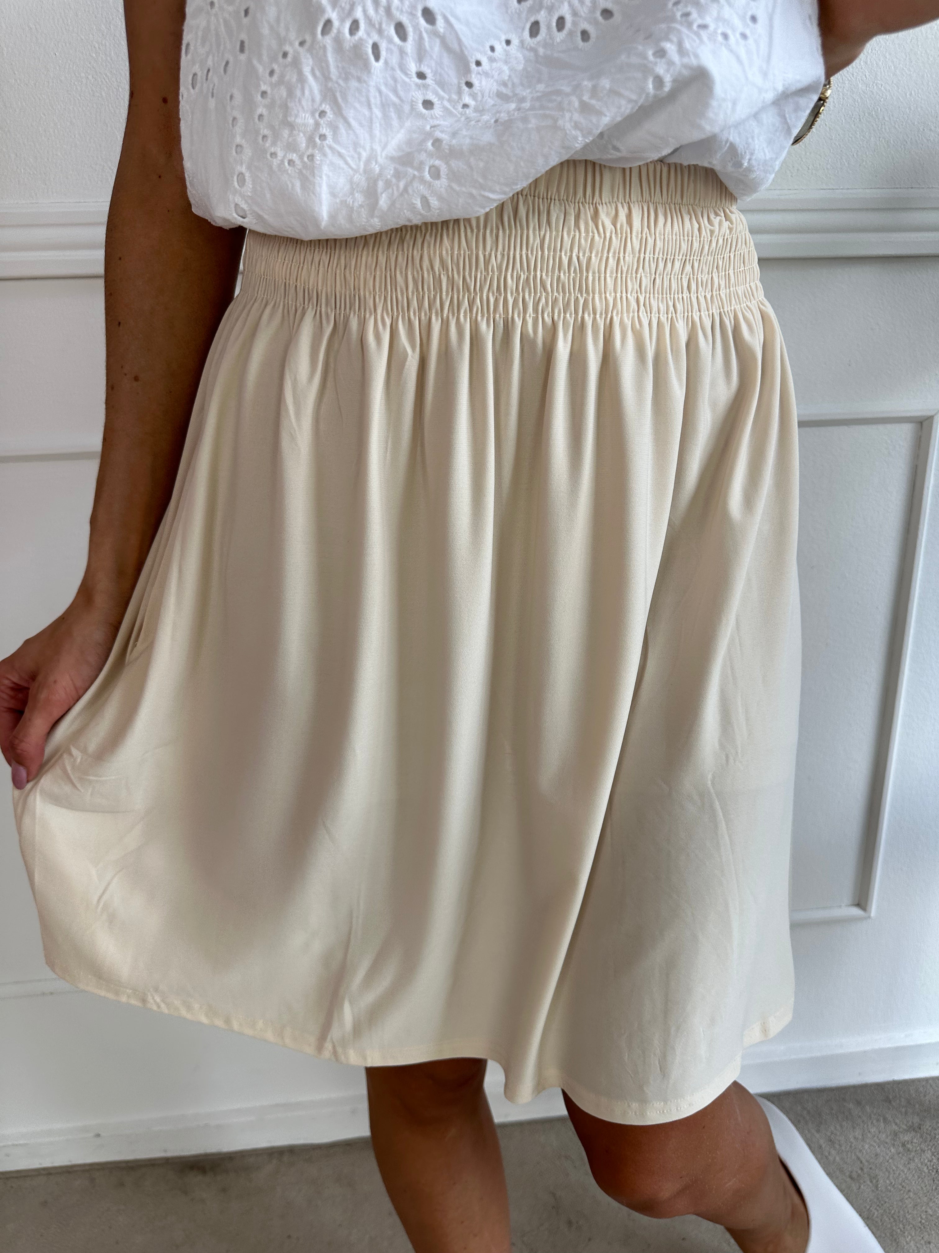 Pams Plain Short Skirt - Kort kjol i stretchigt tyg med fickor