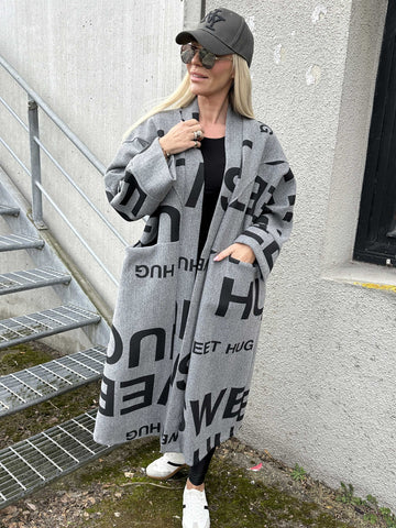 Annah Graphic - Oversized kappa med tydliga sömmar och text