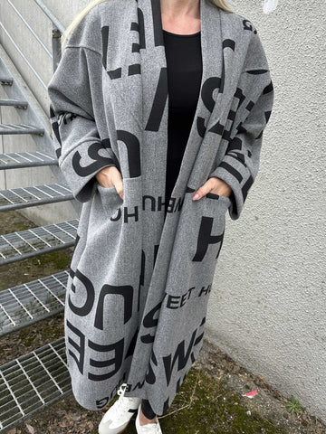 Annah Graphic - Oversized kappa med tydliga sömmar och text