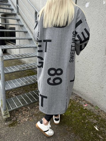 Annah Graphic - Oversized kappa med tydliga sömmar och text