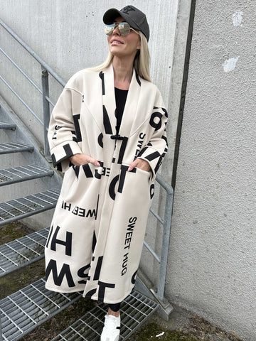 Annah Graphic - Oversized kappa med tydliga sömmar och text