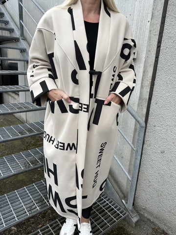 Annah Graphic - Oversized kappa med tydliga sömmar och text