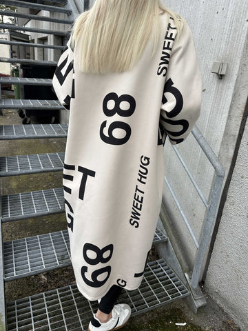 Annah Graphic - Oversized kappa med tydliga sömmar och text