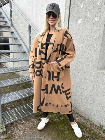 Annah Graphic - Oversized kappa med tydliga sömmar och text