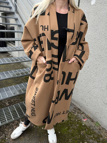 Annah Graphic - Oversized kappa med tydliga sömmar och text