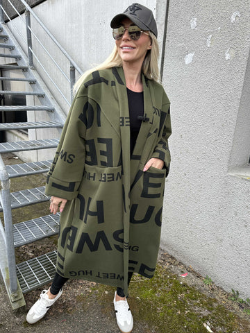 Annah Graphic - Oversized kappa med tydliga sömmar och text