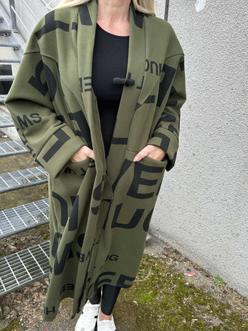 Annah Graphic - Oversized kappa med tydliga sömmar och text