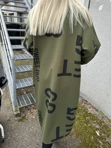 Annah Graphic - Oversized kappa med tydliga sömmar och text