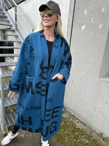 Annah Graphic - Oversized kappa med tydliga sömmar och text