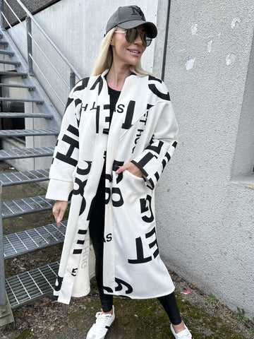 Annah Graphic - Oversized kappa med tydliga sömmar och text