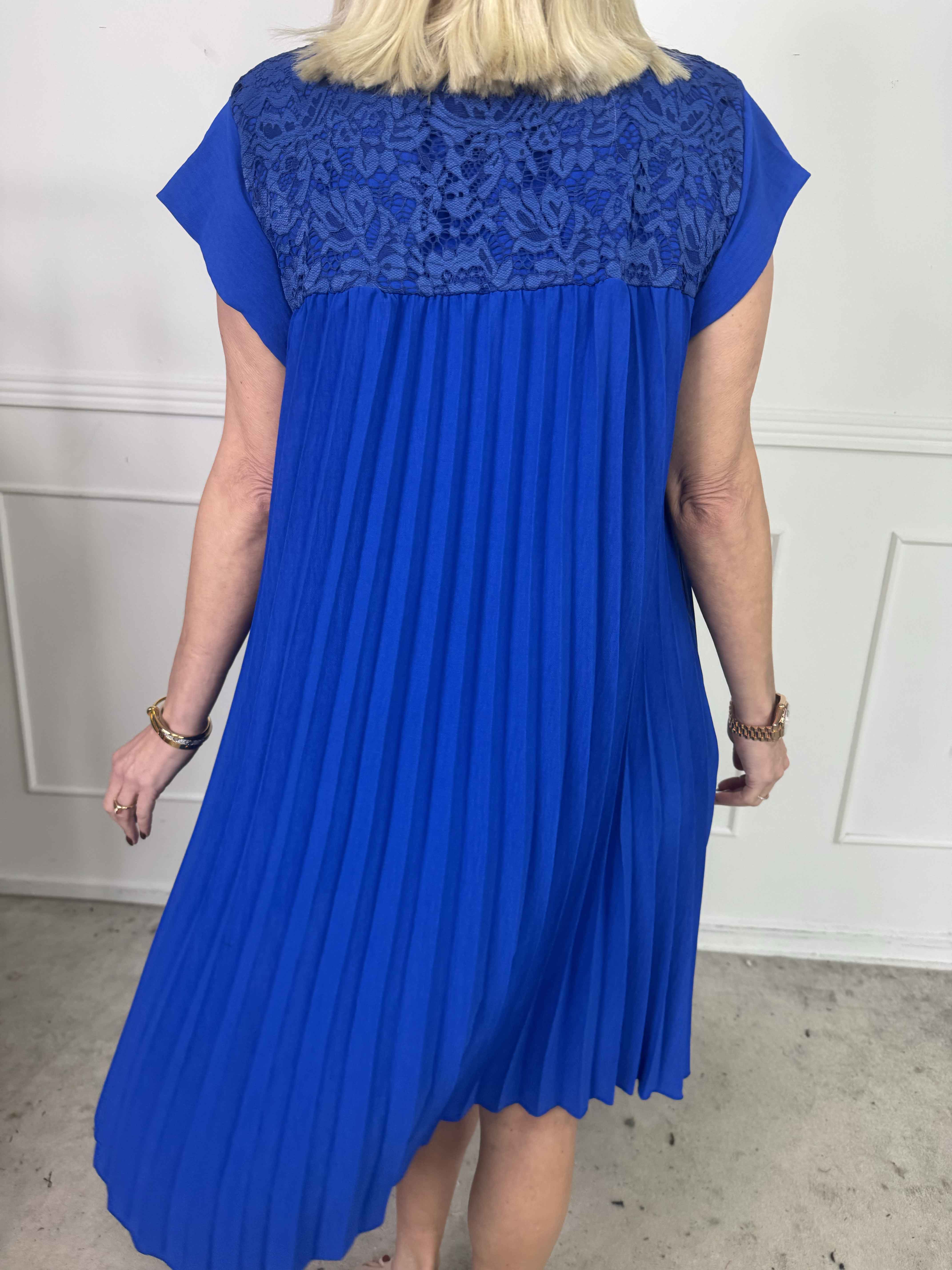 Nancy Lace Short - Plisserad klänning med spets och fickor