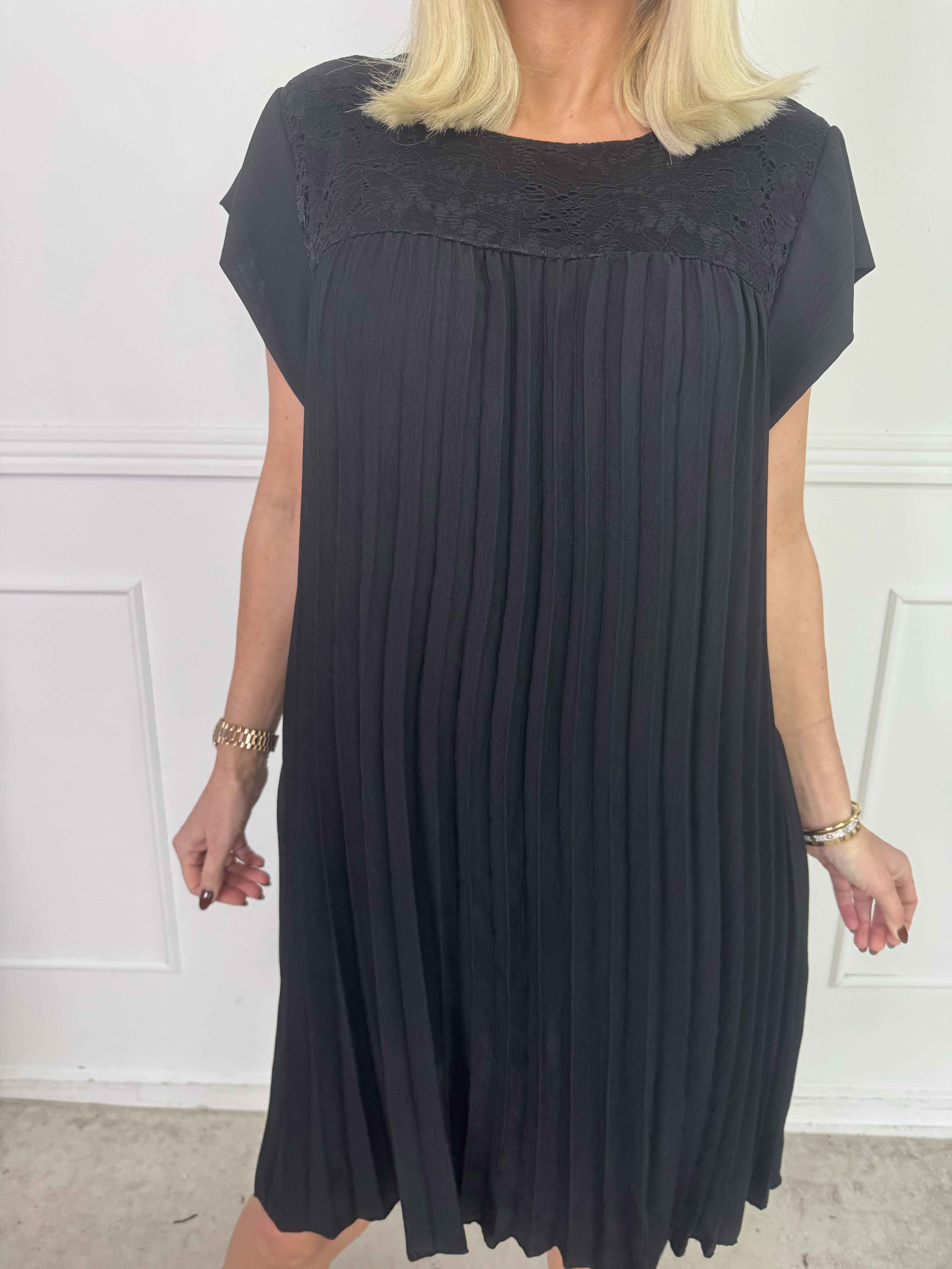 Nancy Lace Short - Plisserad klänning med spets och fickor