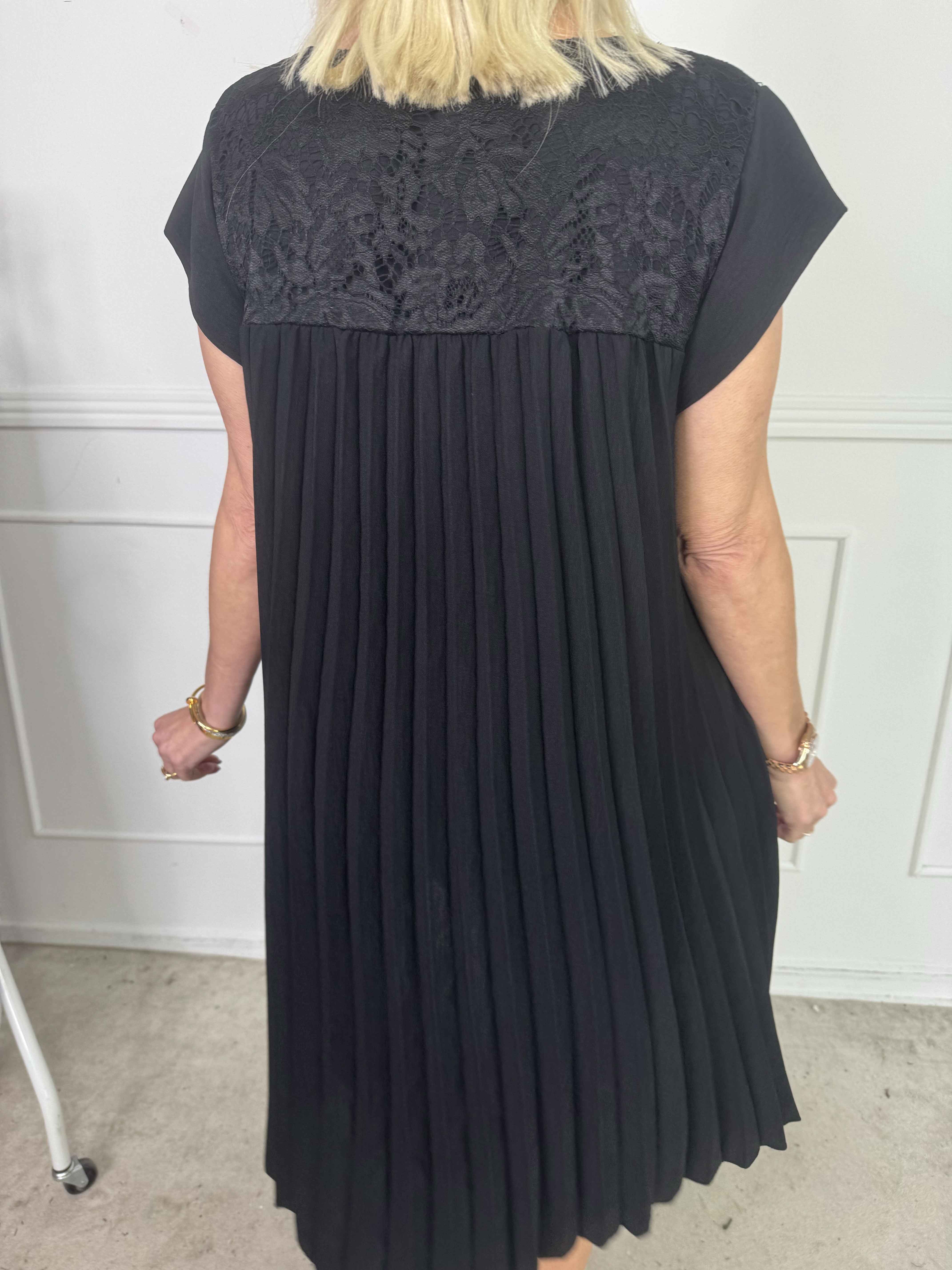 Nancy Lace Short - Plisserad klänning med spets och fickor