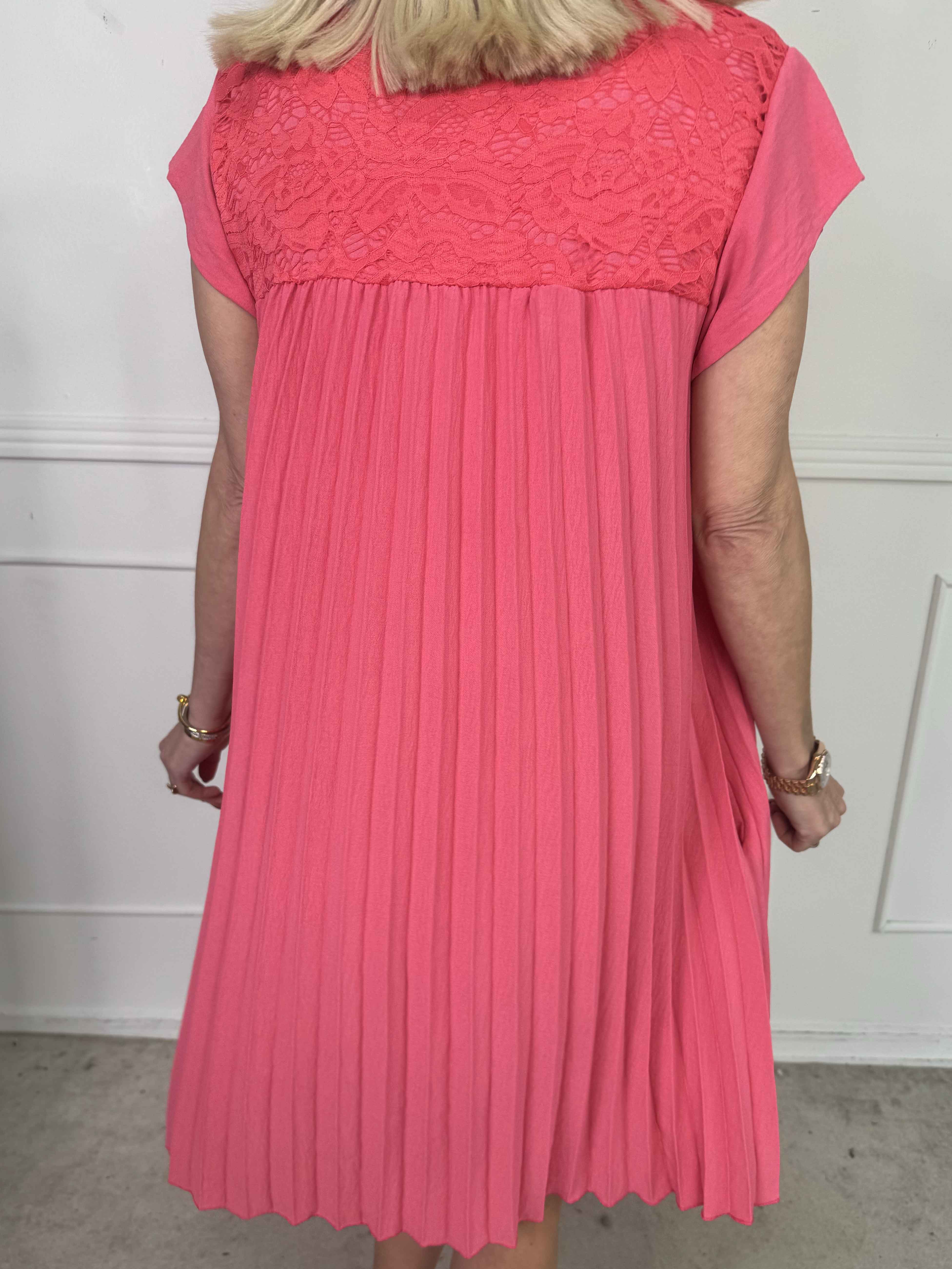 Nancy Lace Short - Plisserad klänning med spets och fickor