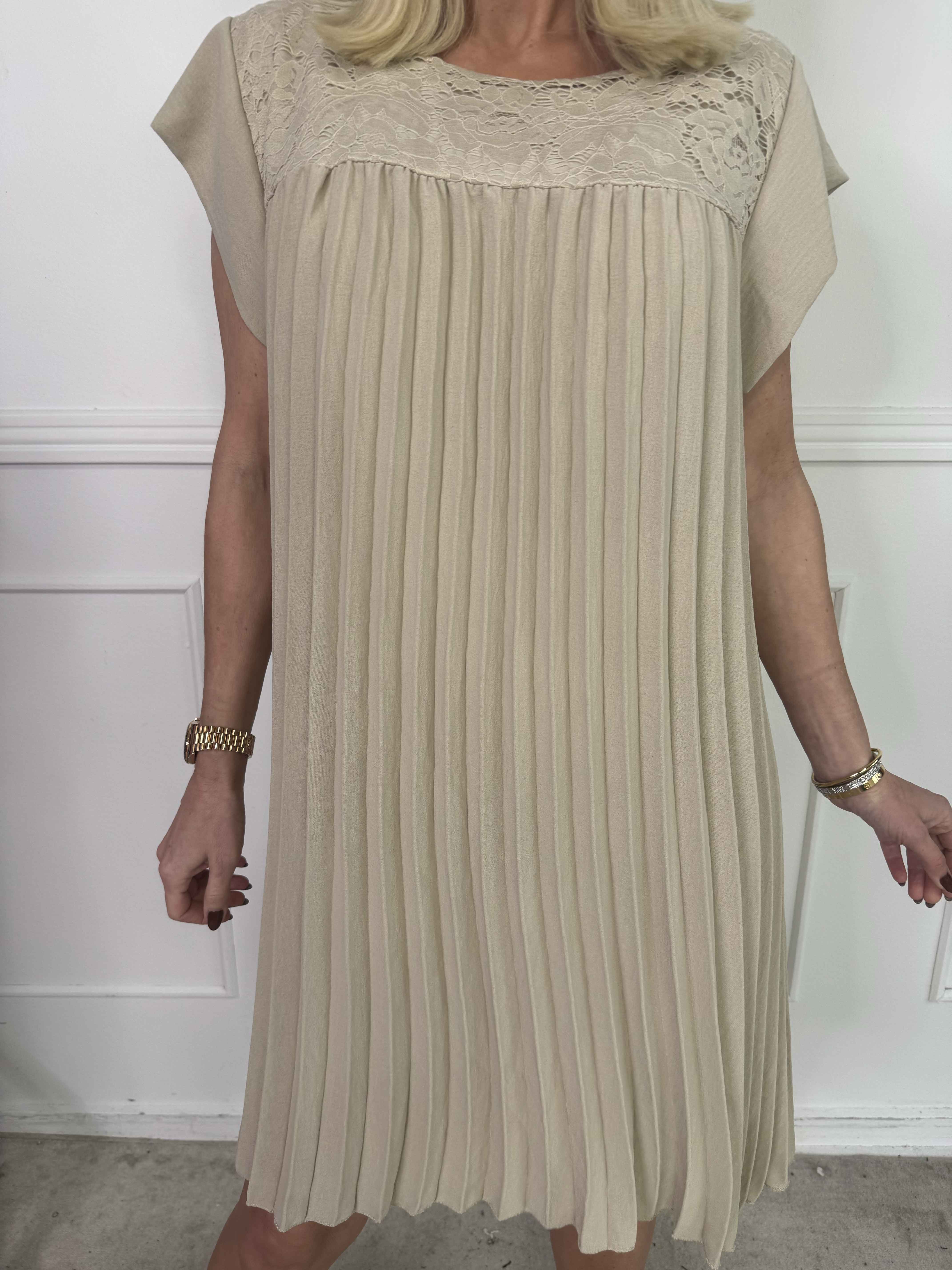 Nancy Lace Short - Plisserad klänning med spets och fickor