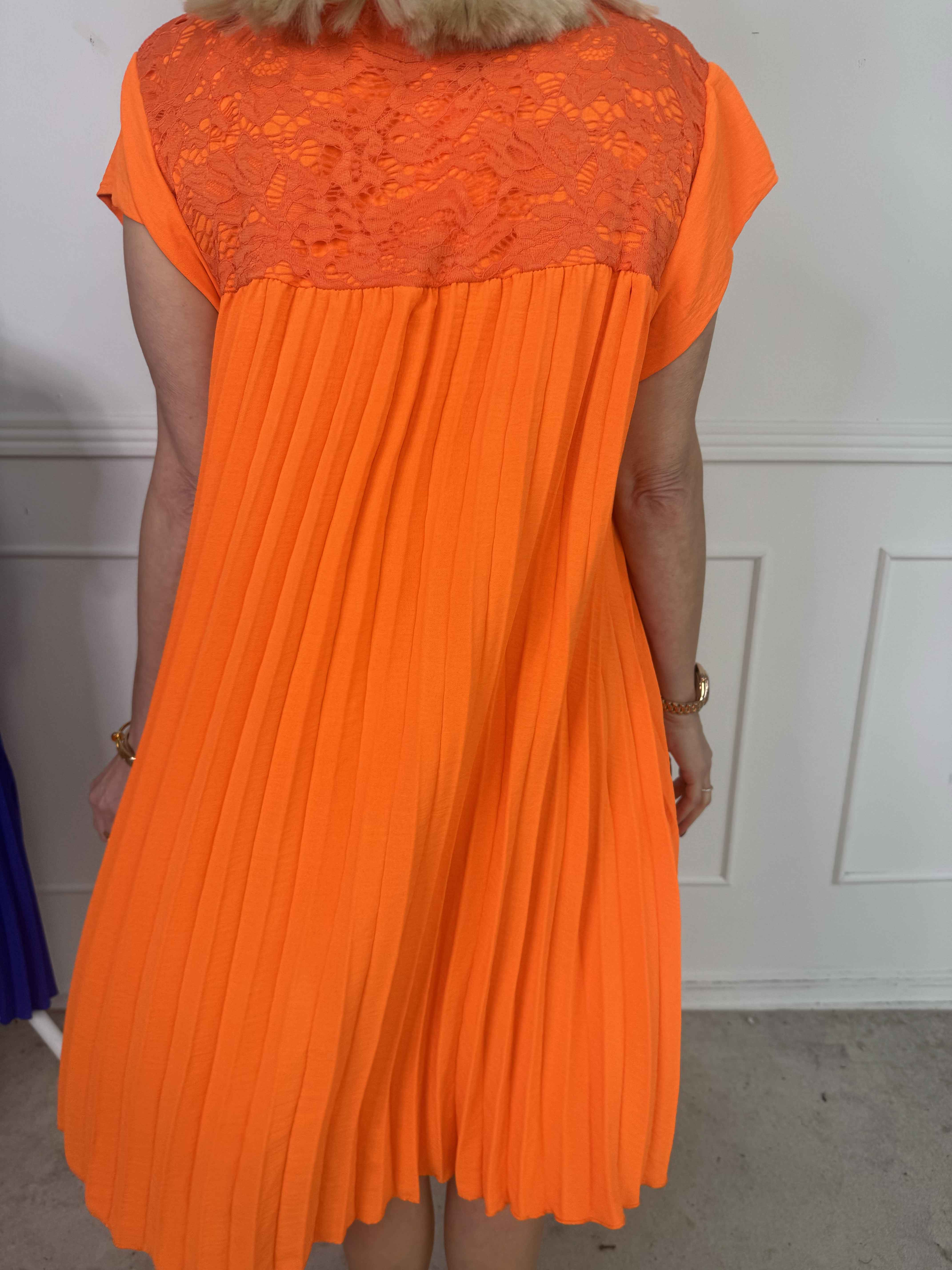 Nancy Lace Short - Plisserad klänning med spets och fickor