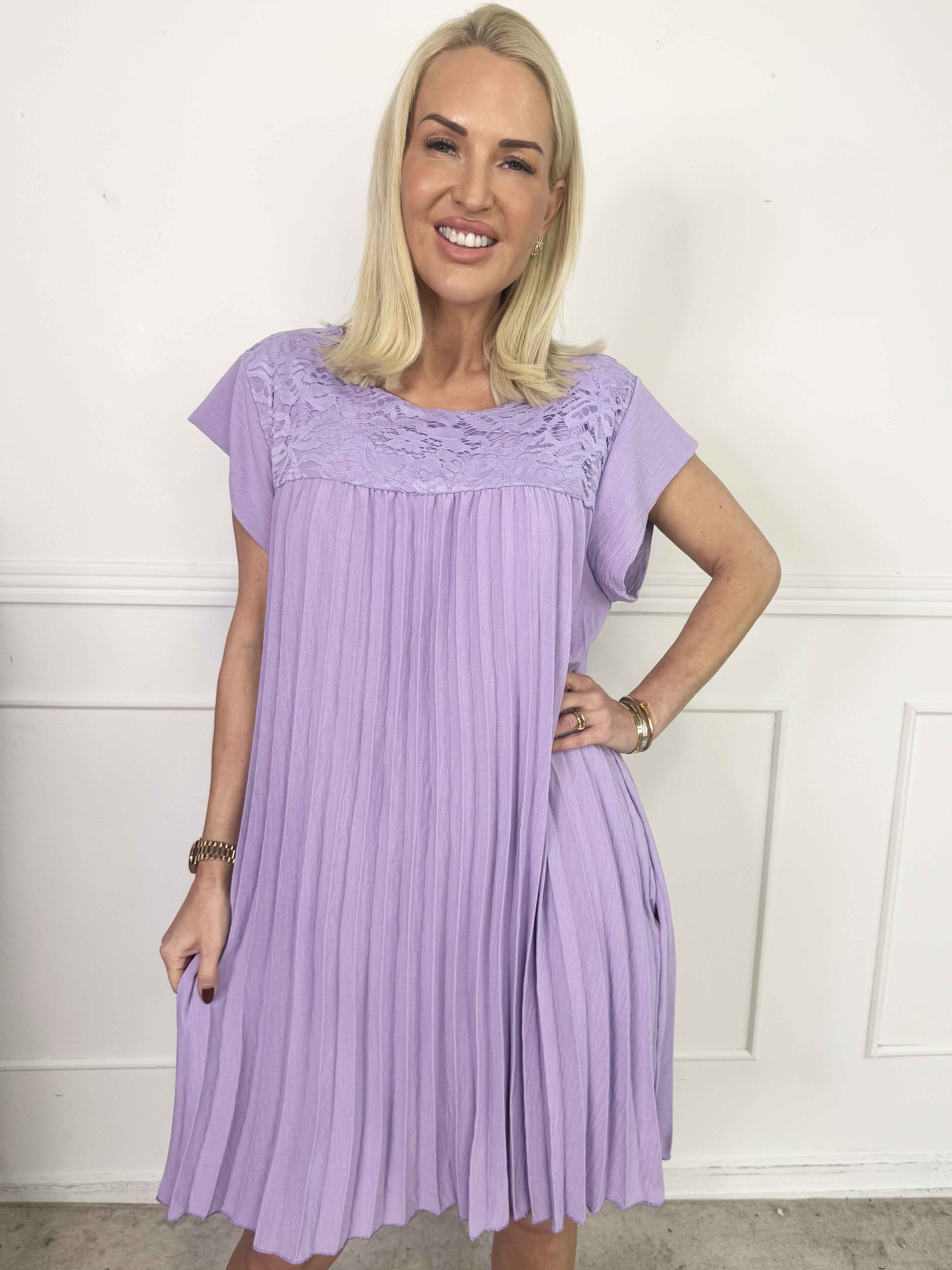 Nancy Lace Short - Plisserad klänning med spets och fickor