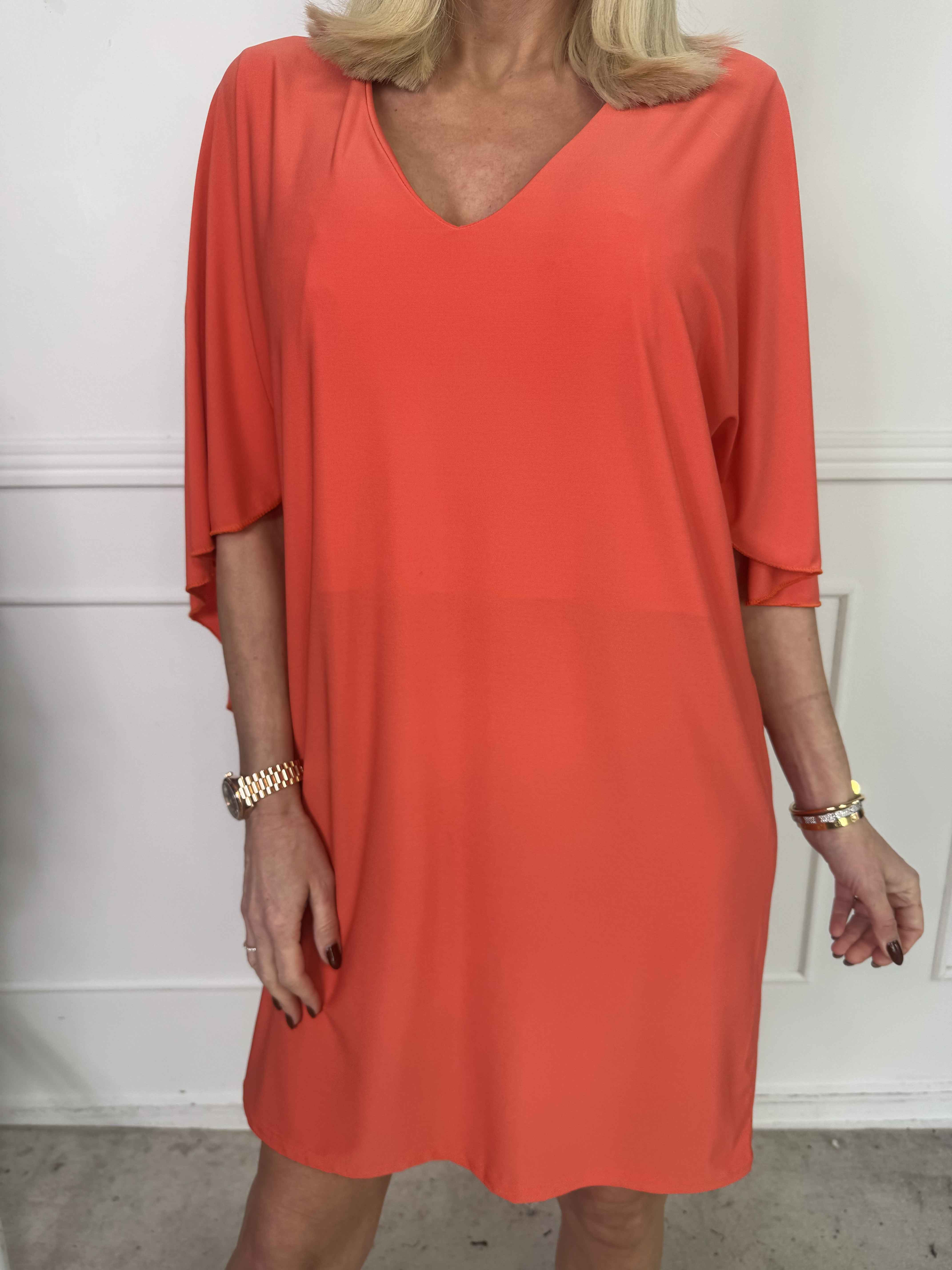 Sus - Klänning med kappa och djup rygg