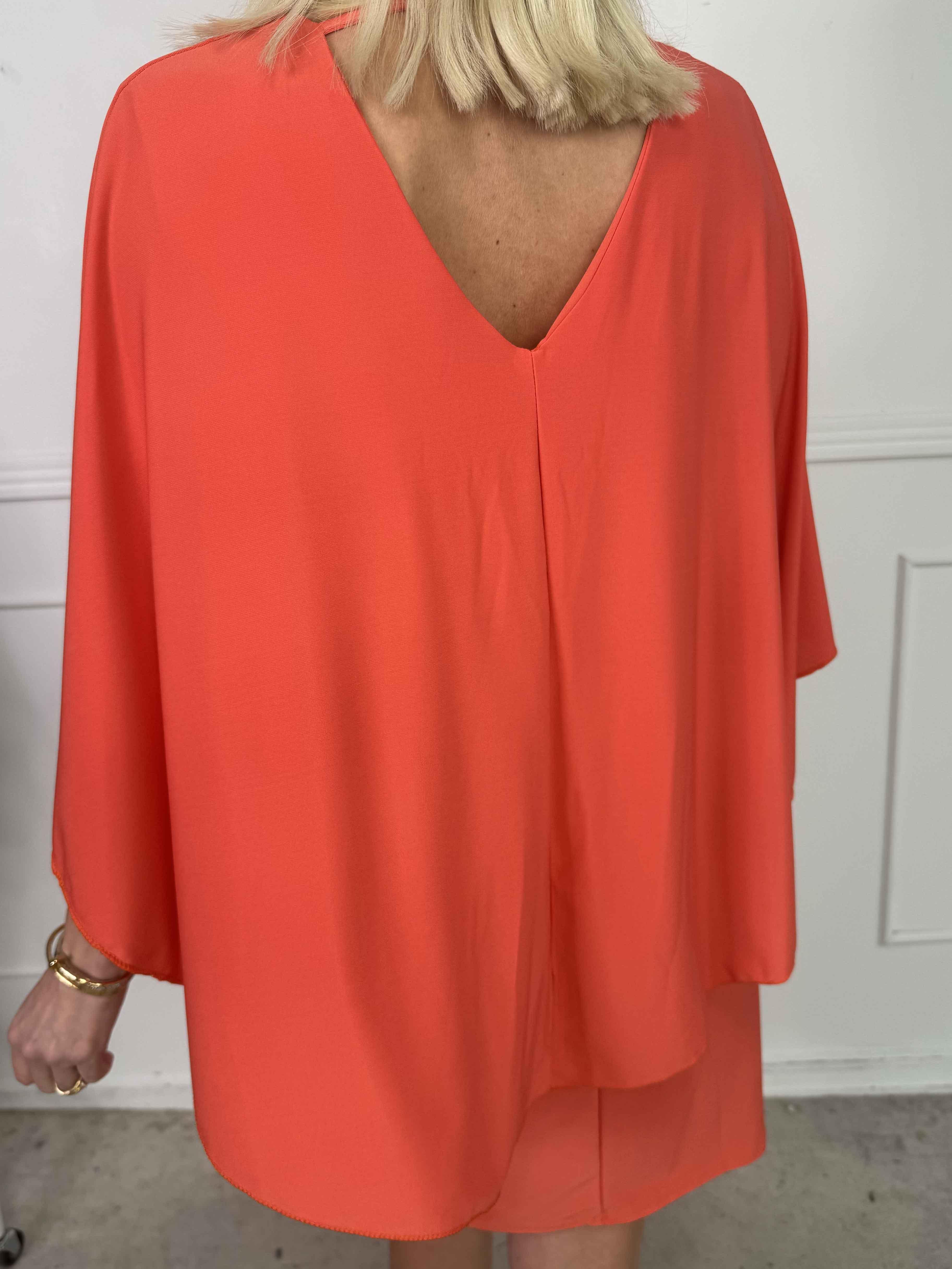 Sus - Klänning med kappa och djup rygg