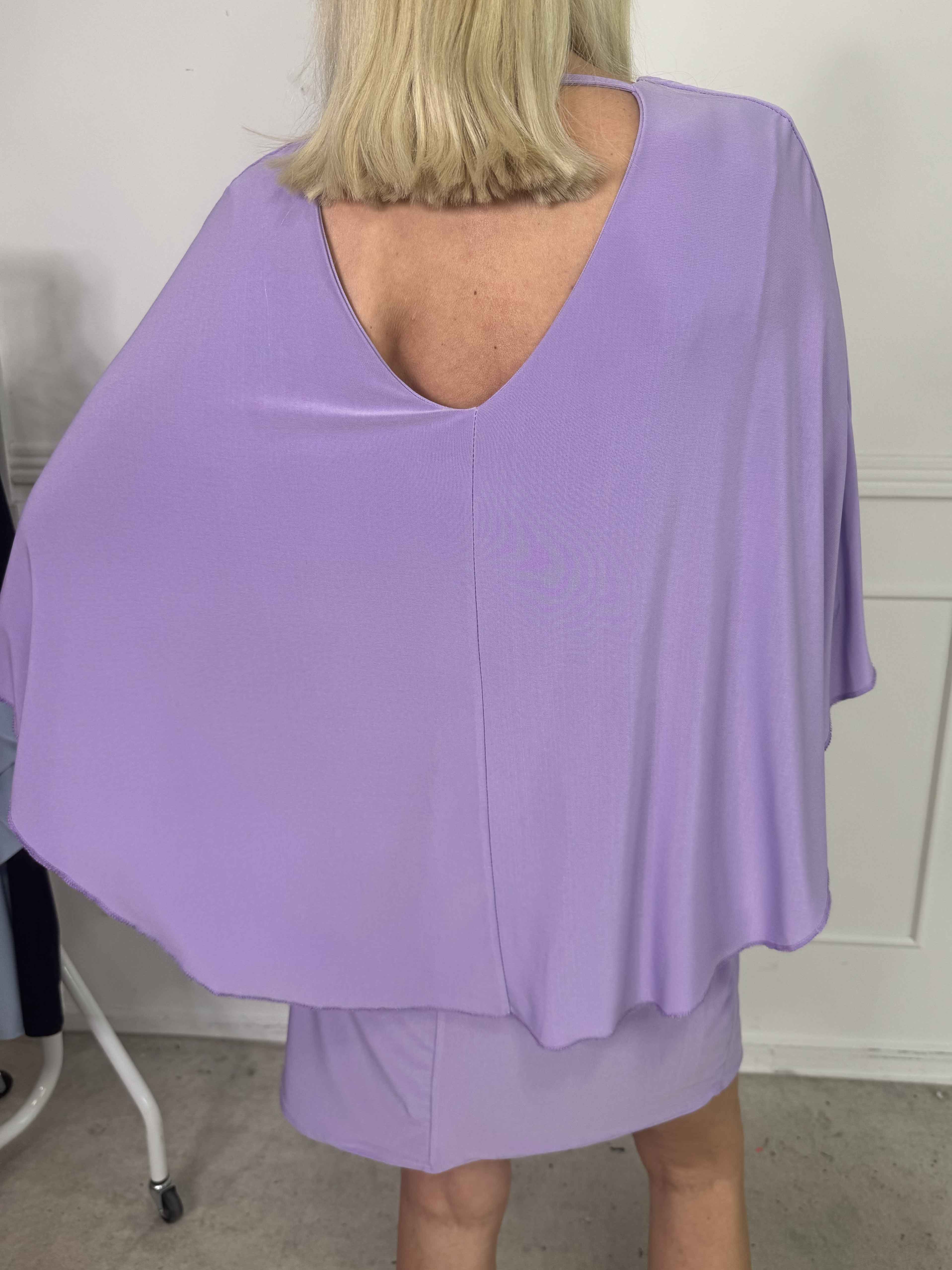 Sus - Klänning med kappa och djup rygg