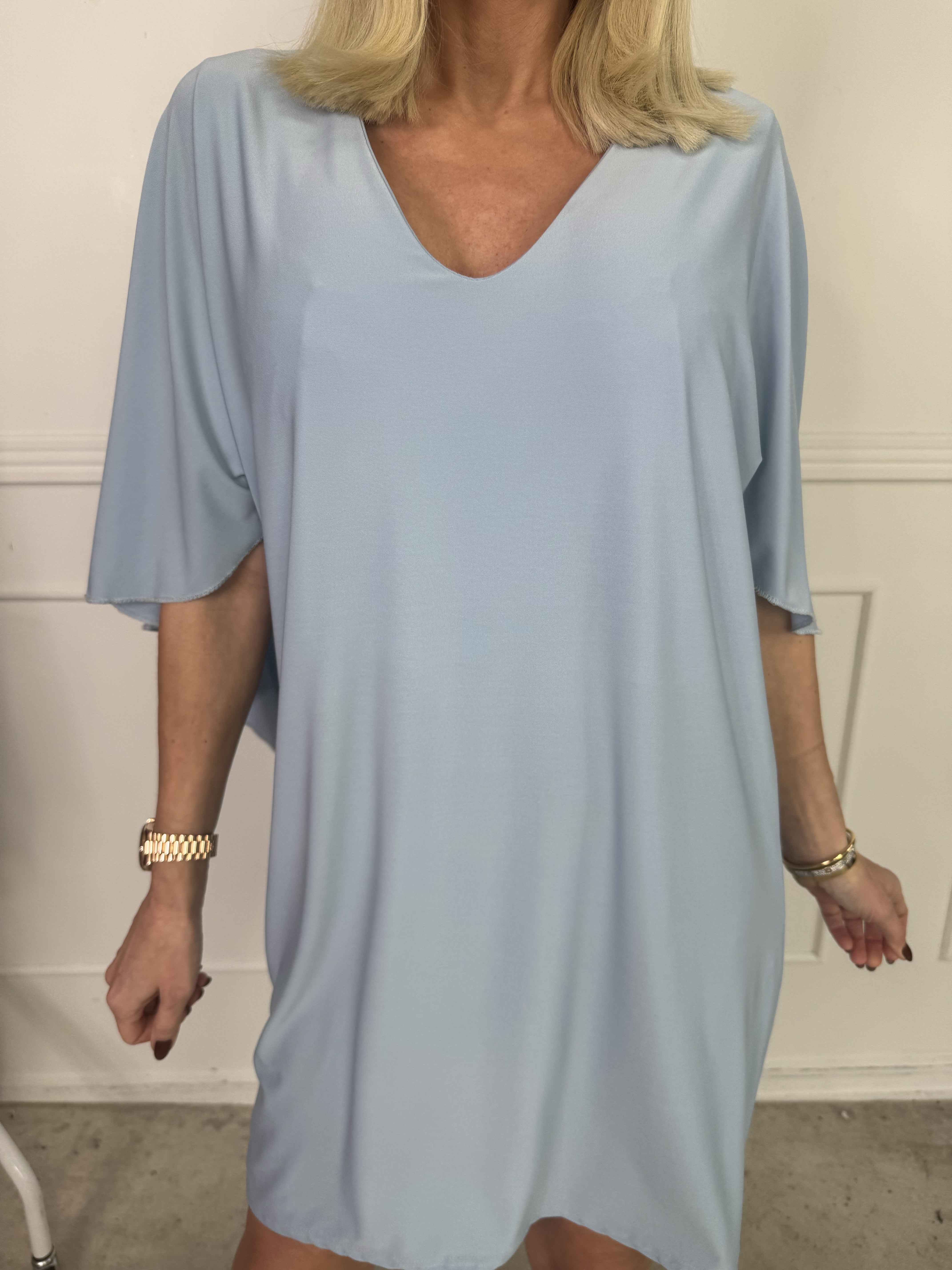 Sus - Klänning med kappa och djup rygg