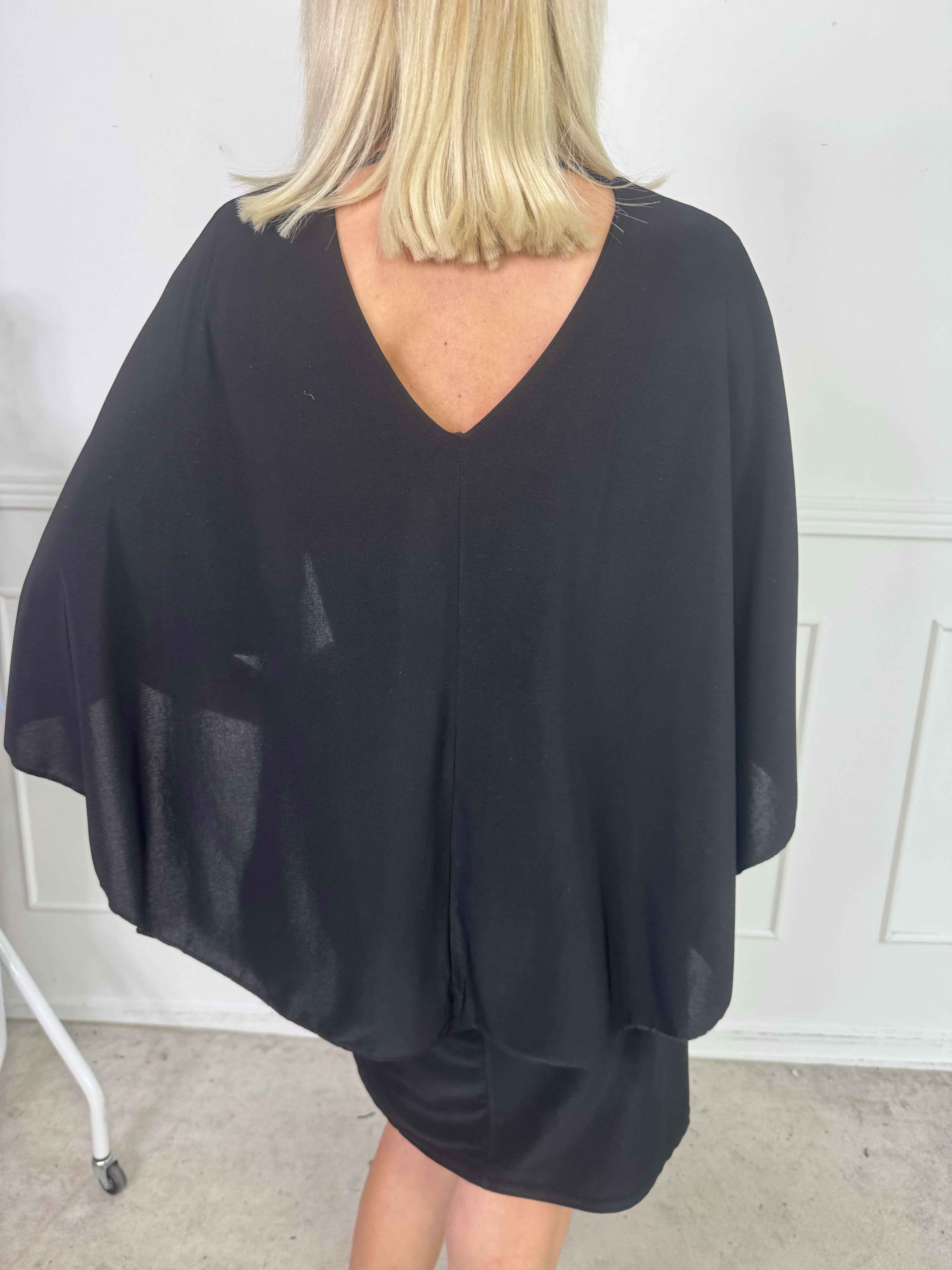 Sus - Klänning med kappa och djup rygg