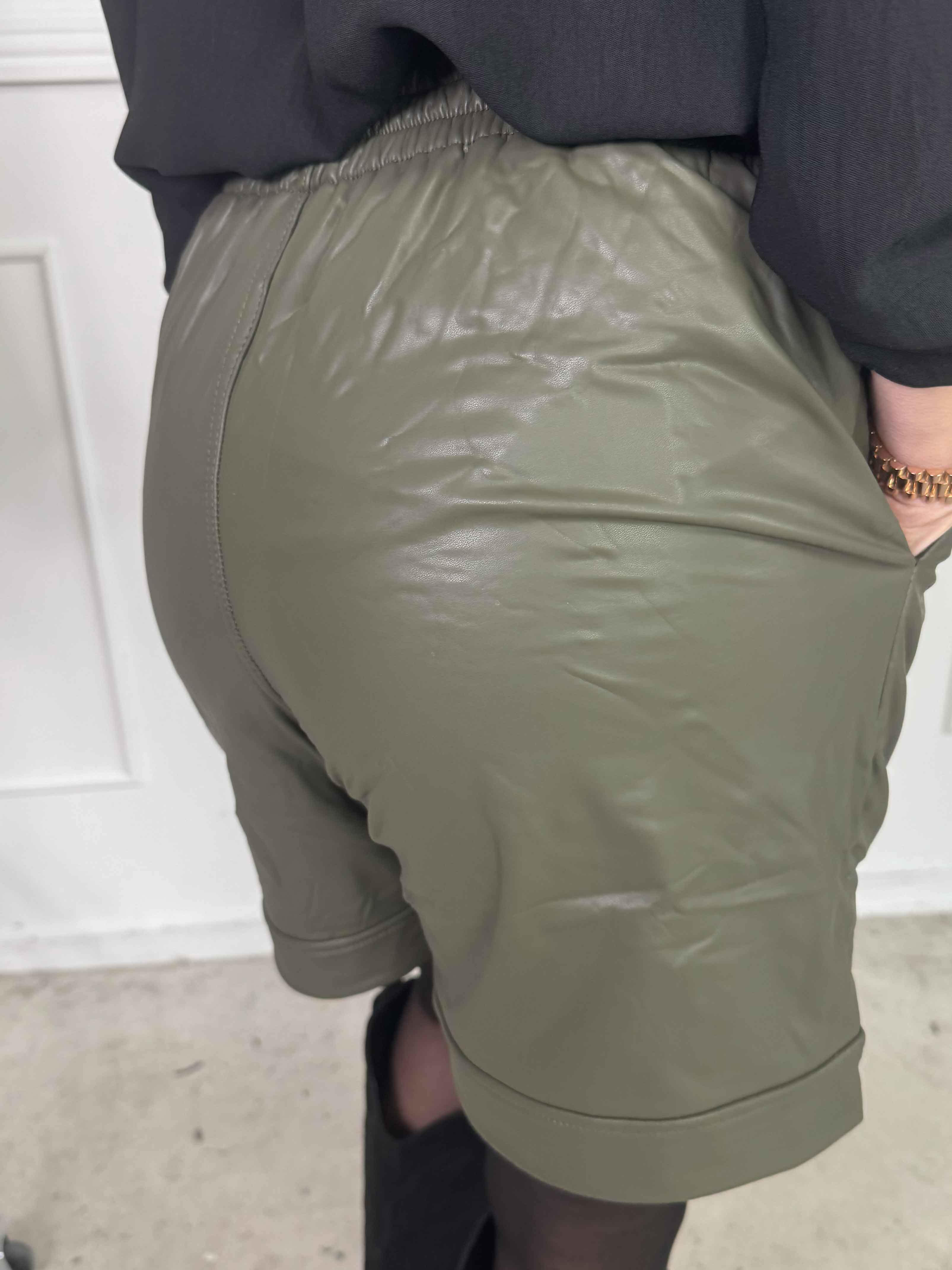 Beate - Læderlook shorts med høj talje