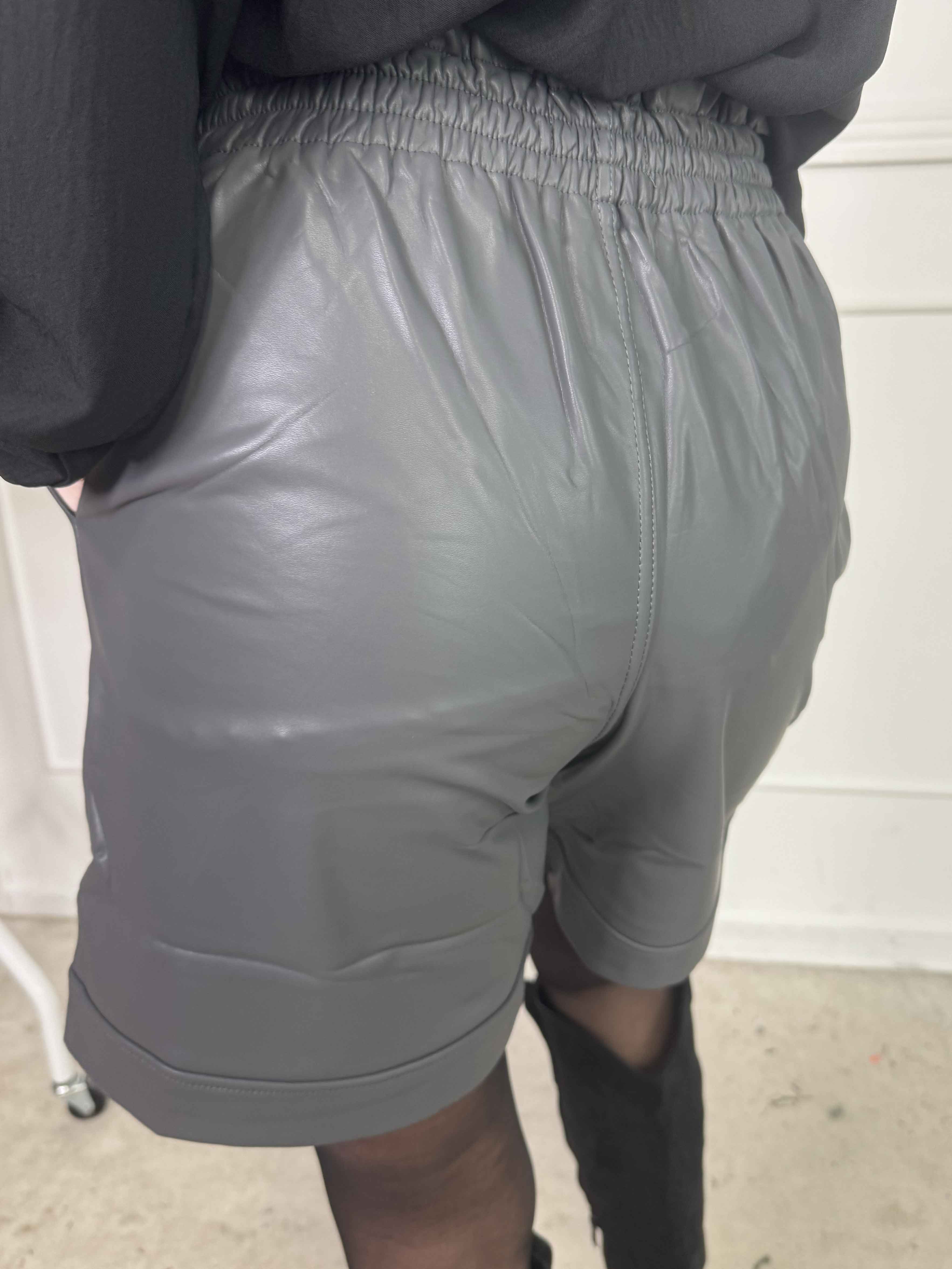 Beate - Læderlook shorts med høj talje