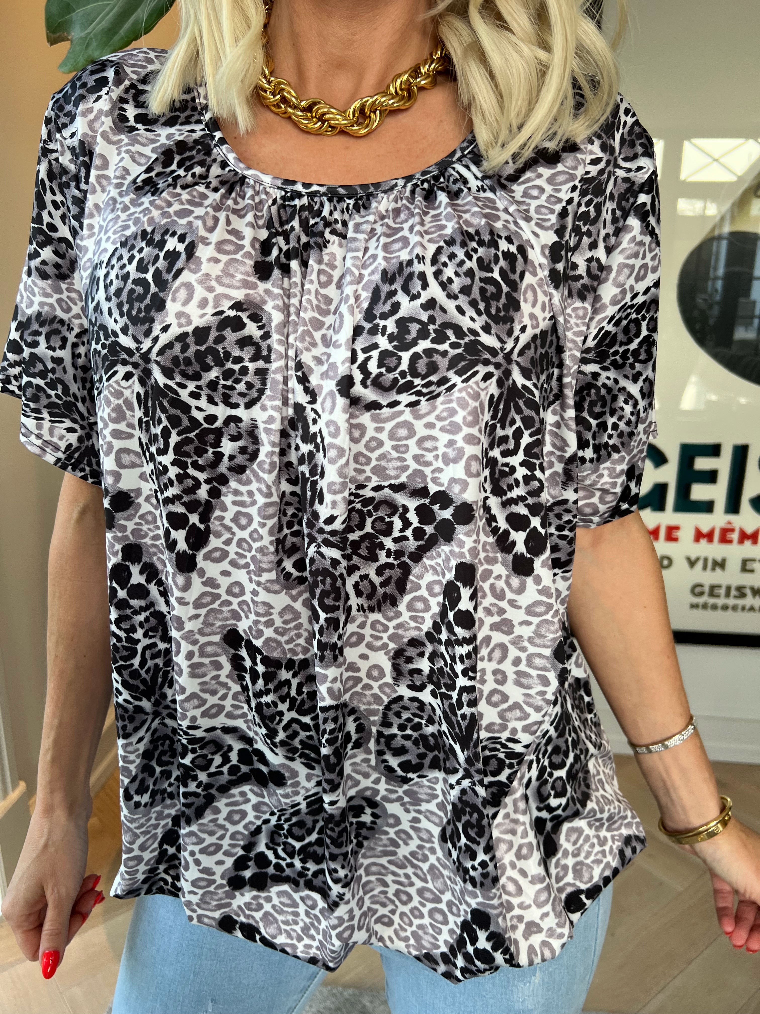 Miracle Butterfly - Plus size t-shirt med leopardtryck, fjäril och resår nedtill