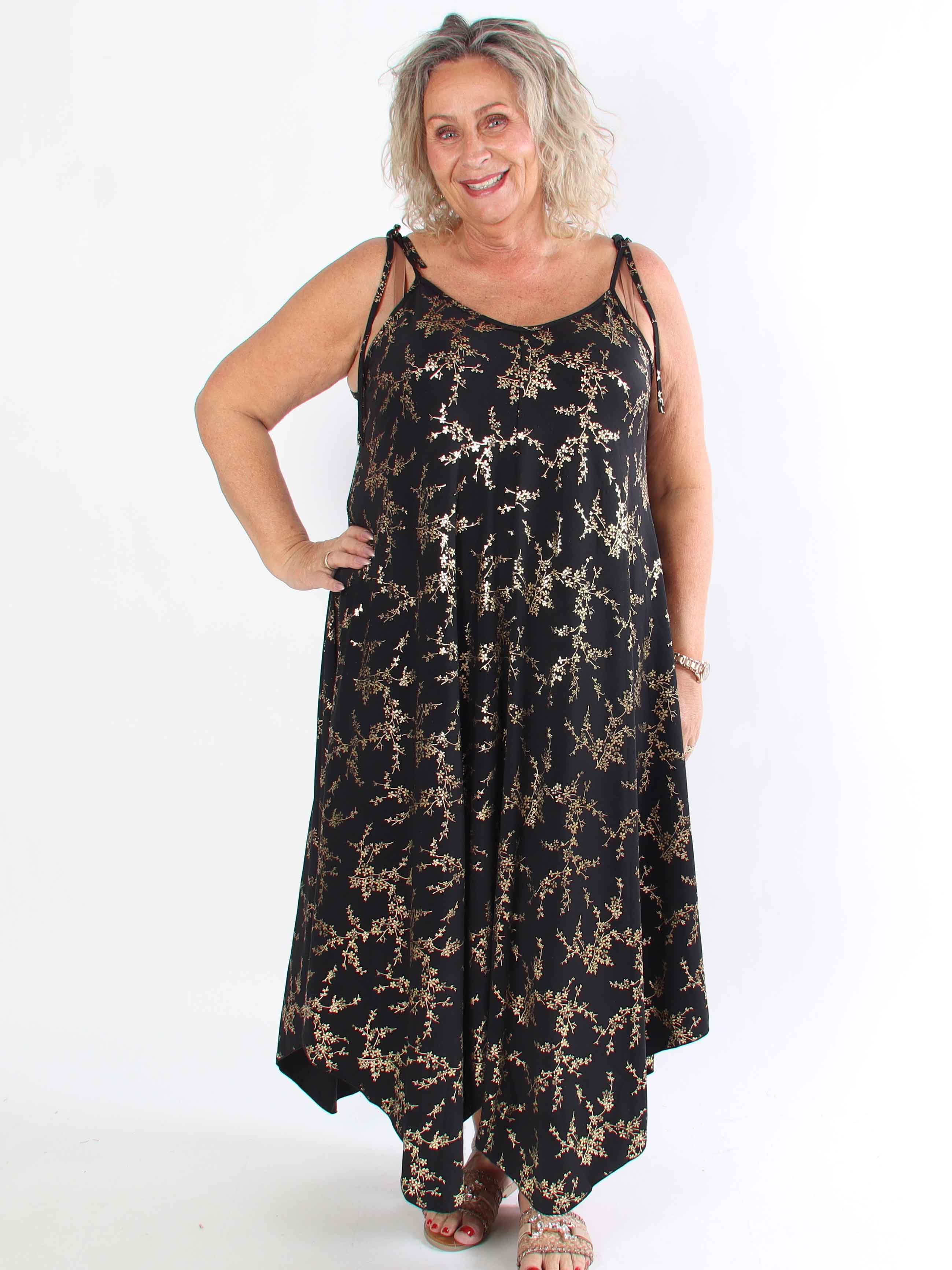 Maisie Gold - Plus size axelremsklänning i elastiskt tyg med guld mönster