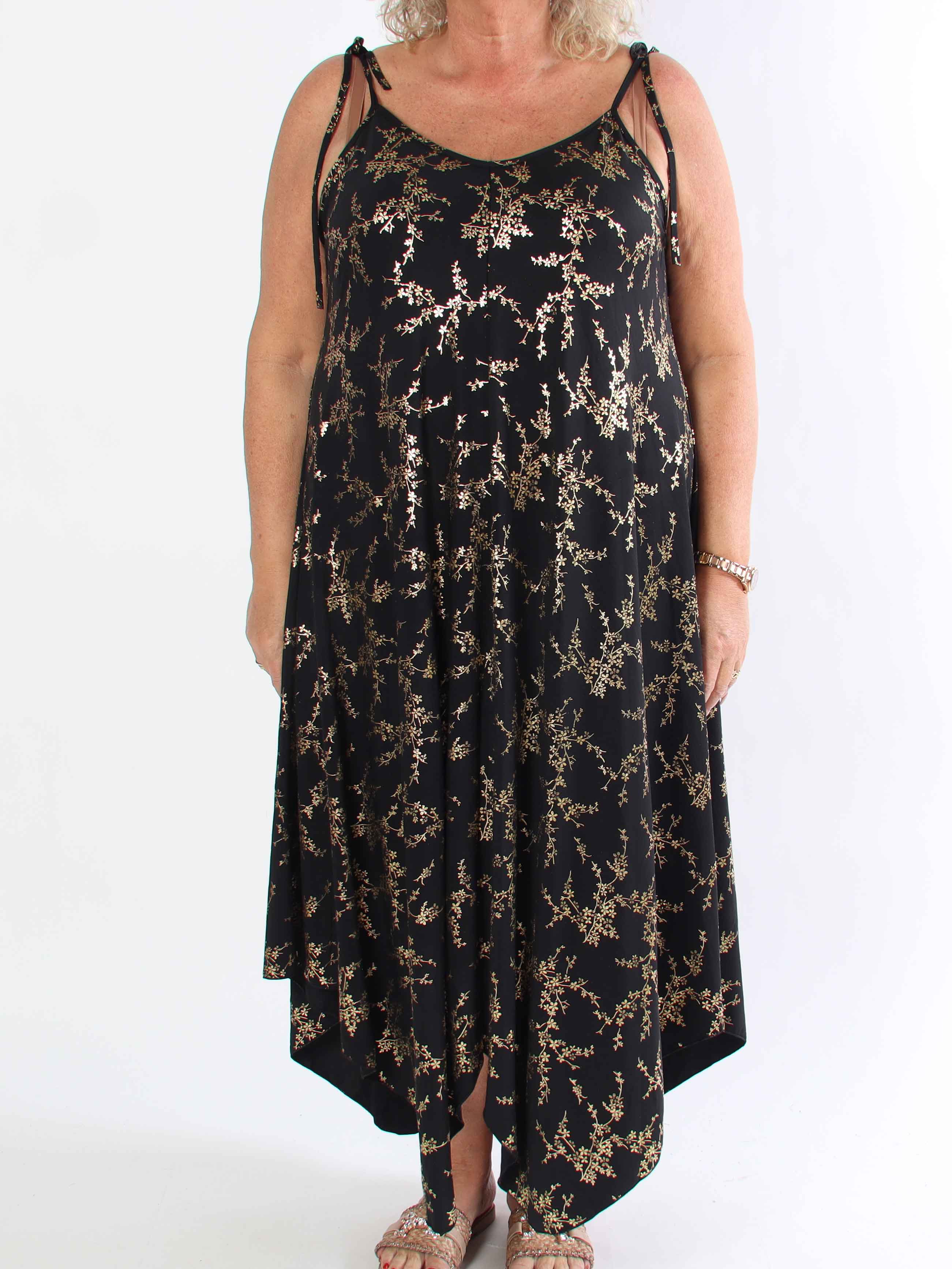 Maisie Gold - Plus size axelremsklänning i elastiskt tyg med guld mönster