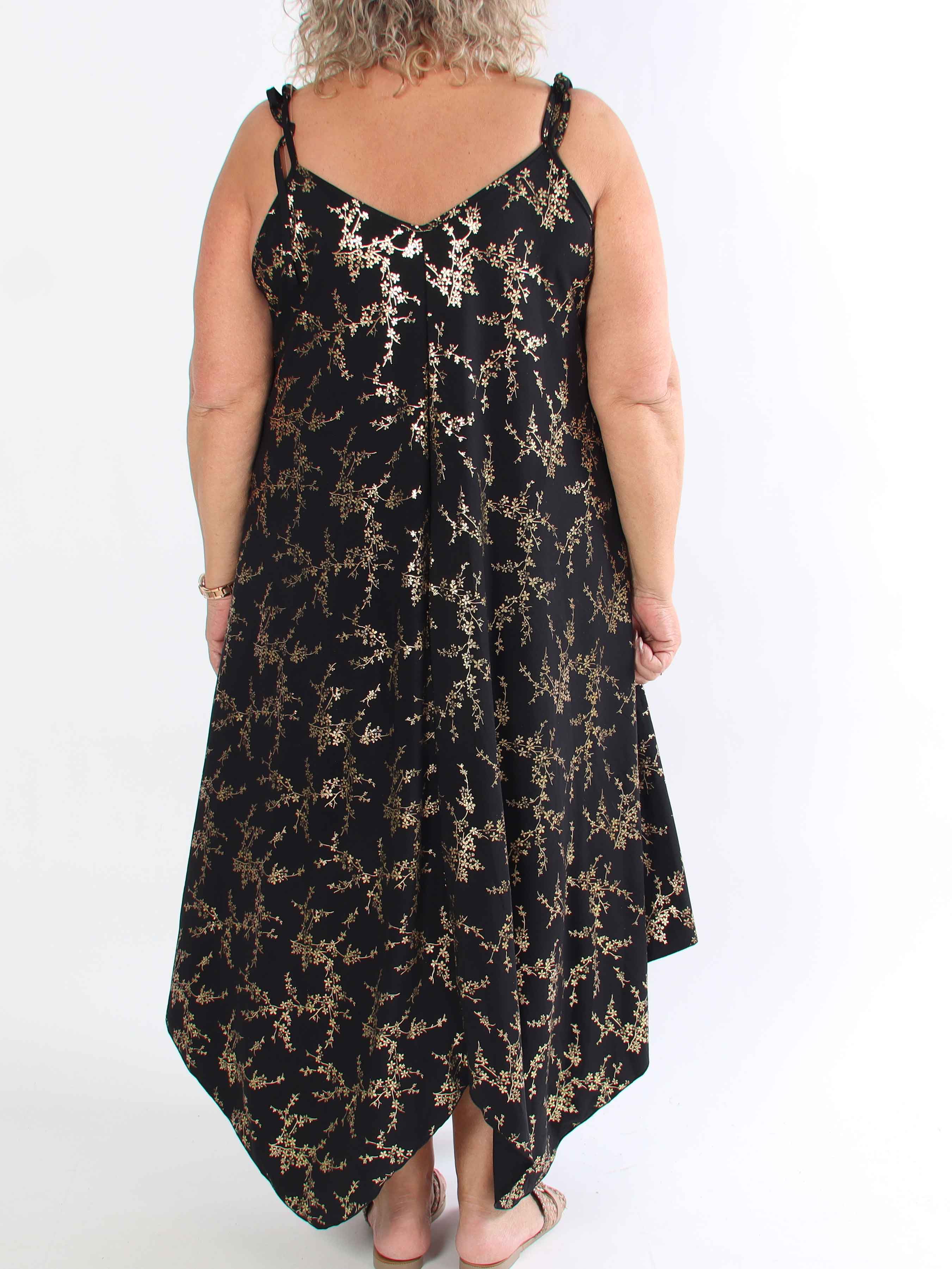 Maisie Gold - Plus size axelremsklänning i elastiskt tyg med guld mönster