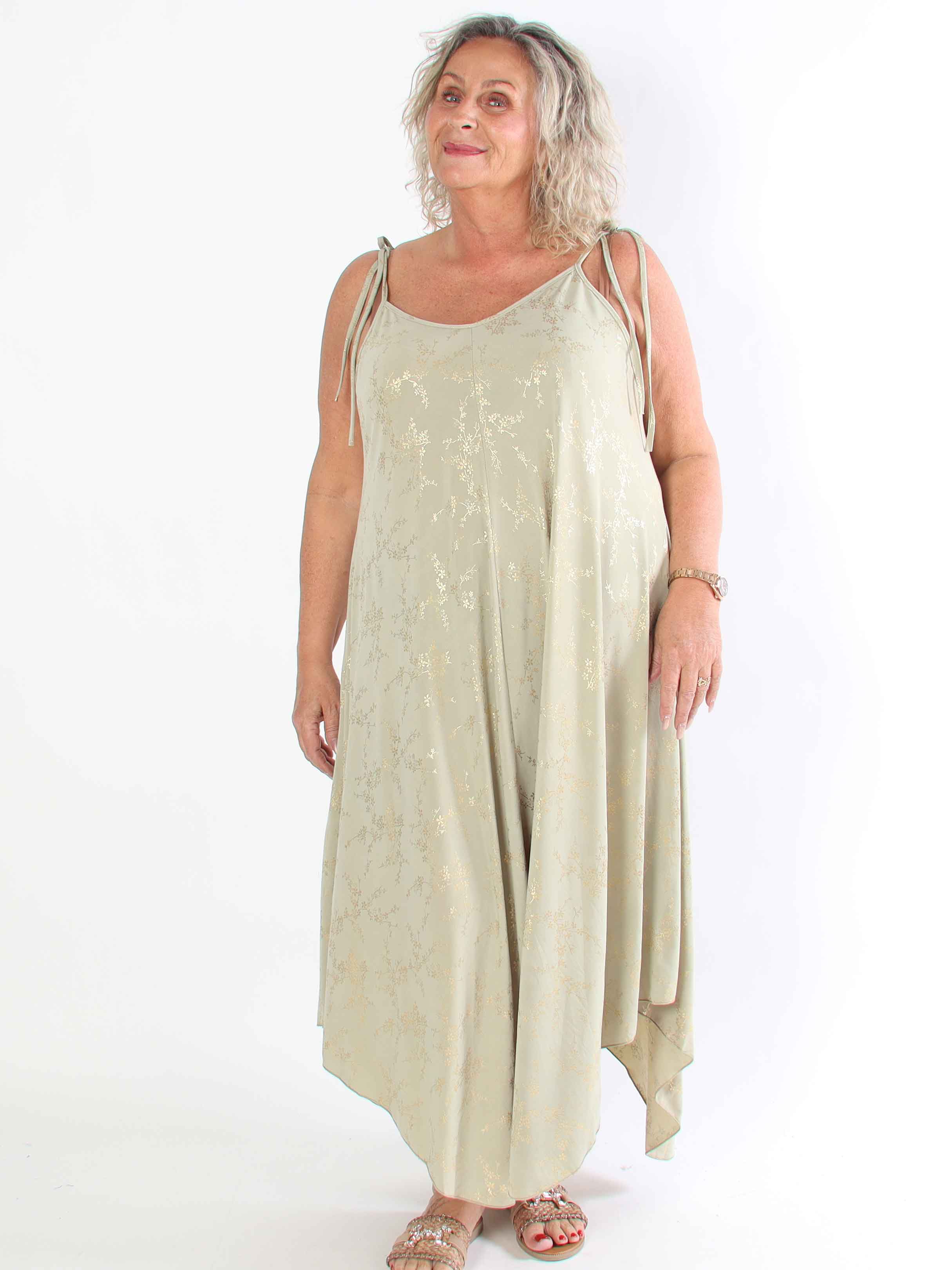 Maisie Gold - Plus size axelremsklänning i elastiskt tyg med guld mönster