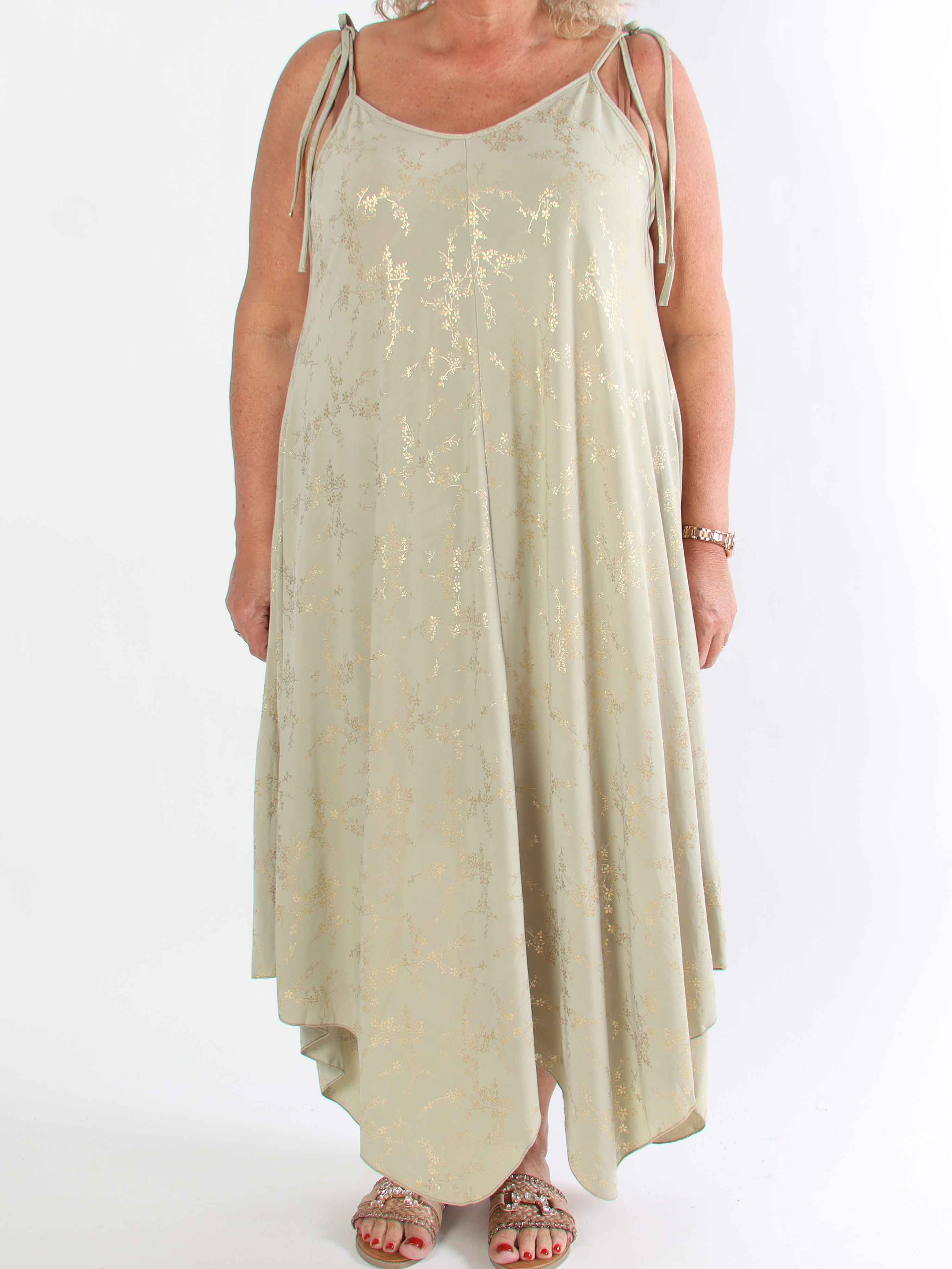 Maisie Gold - Plus size axelremsklänning i elastiskt tyg med guld mönster