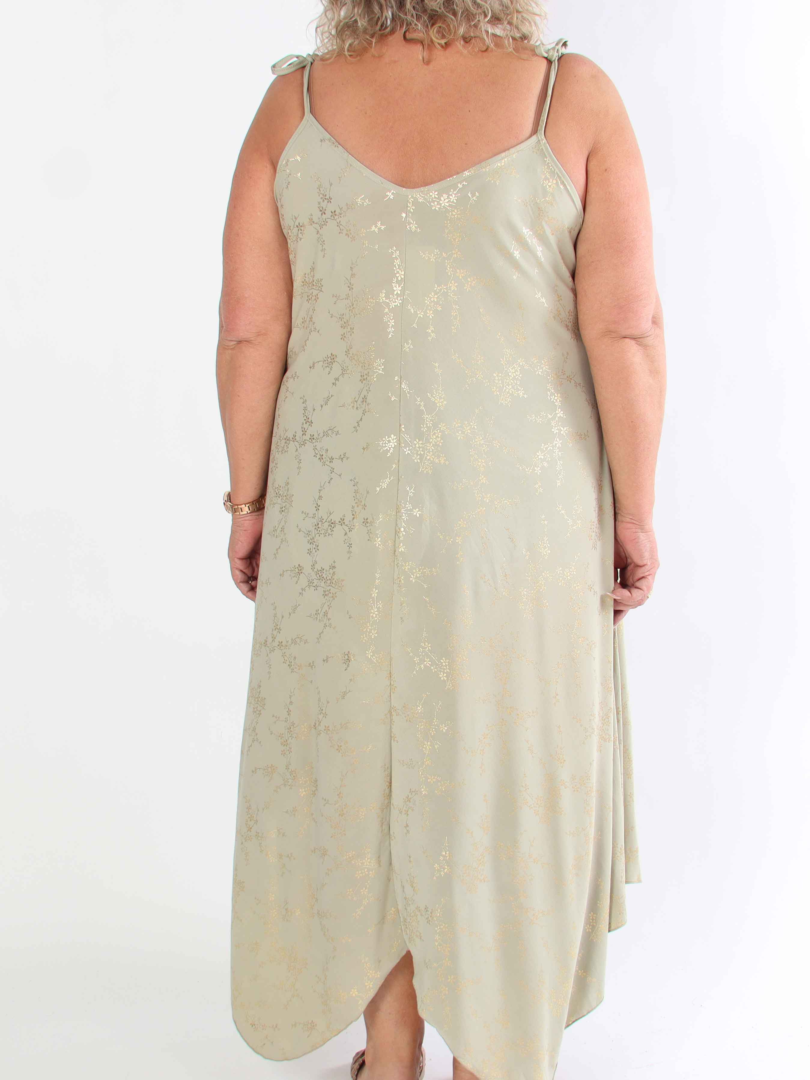Maisie Gold - Plus size axelremsklänning i elastiskt tyg med guld mönster