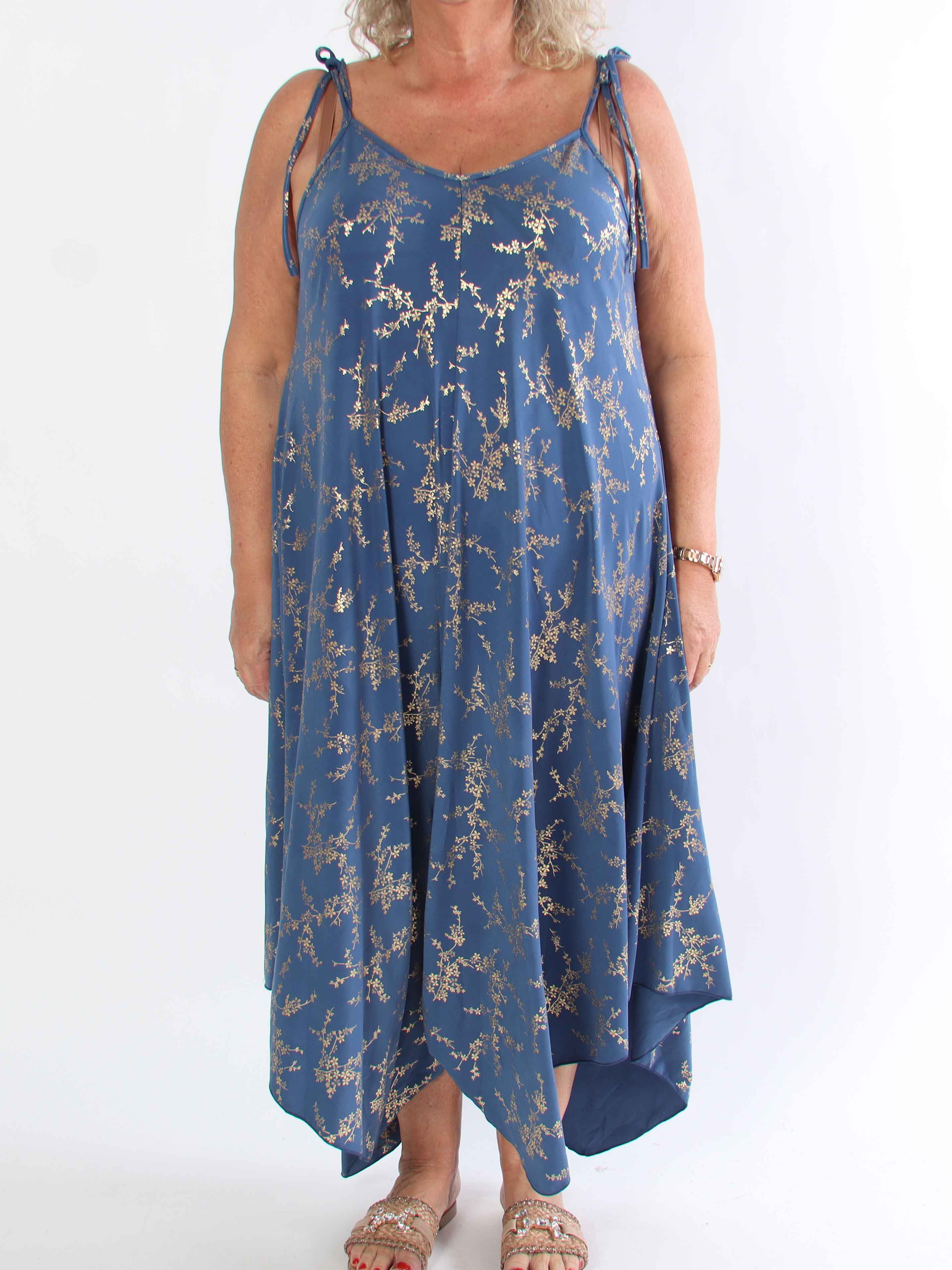 Maisie Gold - Plus size axelremsklänning i elastiskt tyg med guld mönster