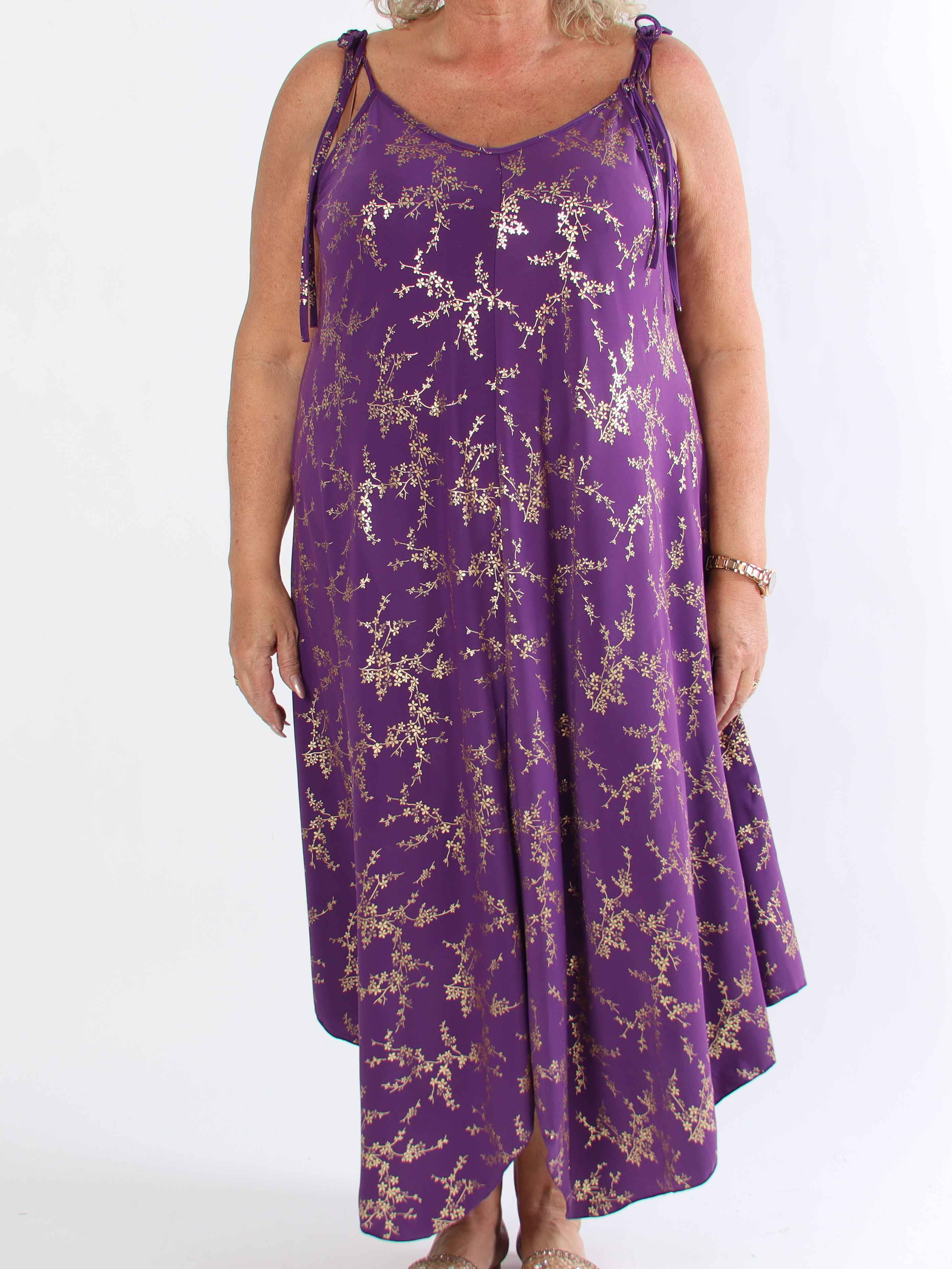 Maisie Gold - Plus size axelremsklänning i elastiskt tyg med guld mönster