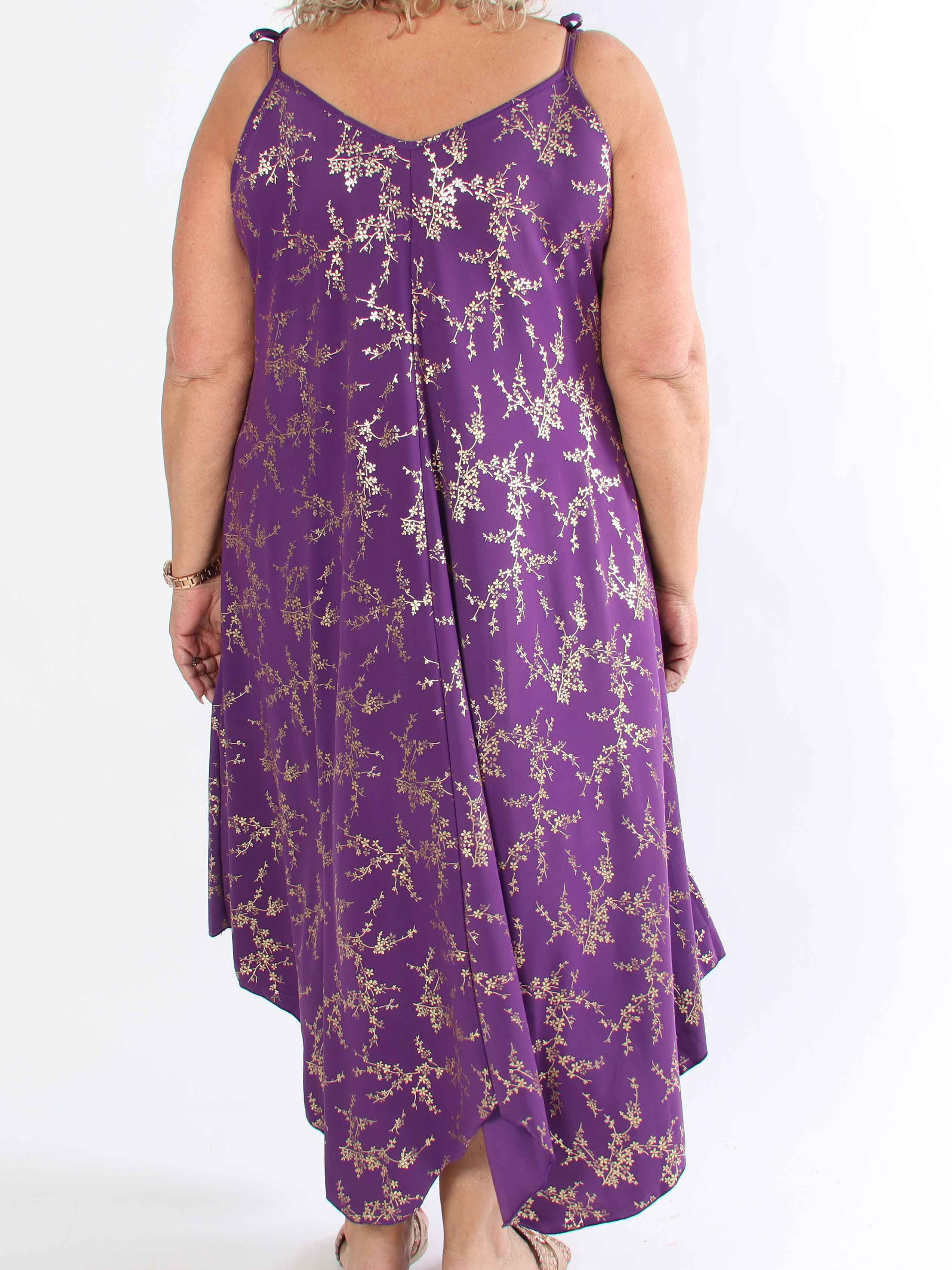 Maisie Gold - Plus size axelremsklänning i elastiskt tyg med guld mönster