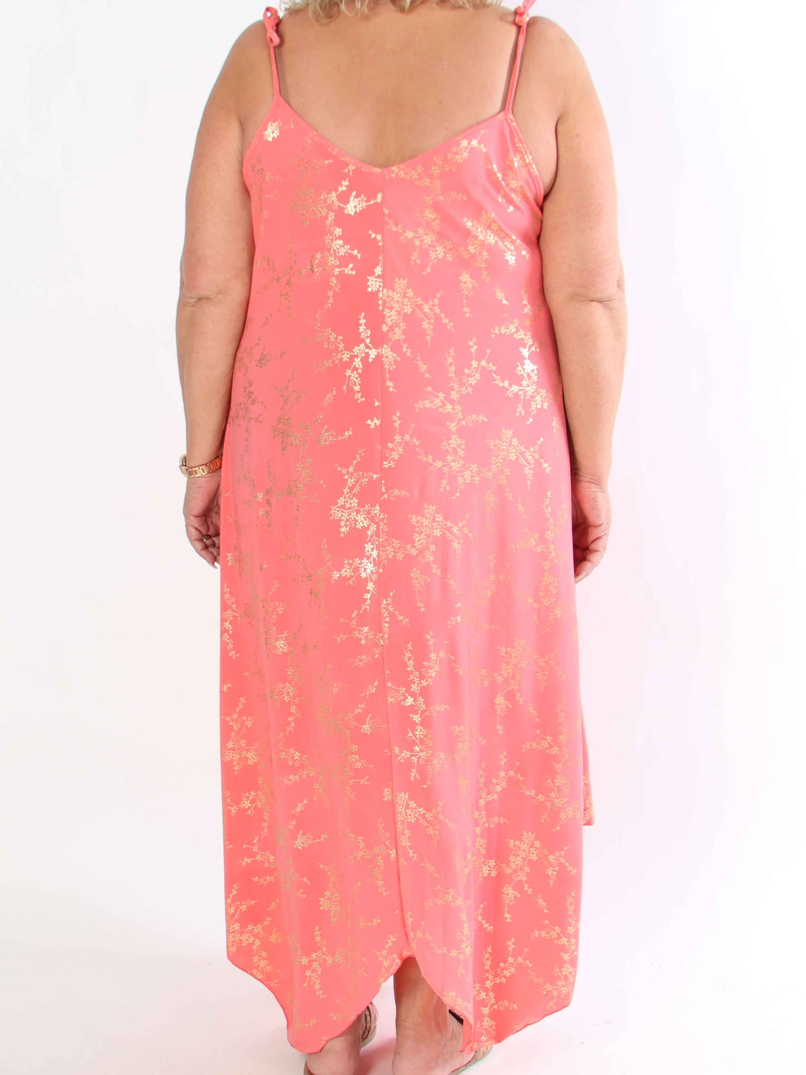 Maisie Gold - Plus size axelremsklänning i elastiskt tyg med guld mönster