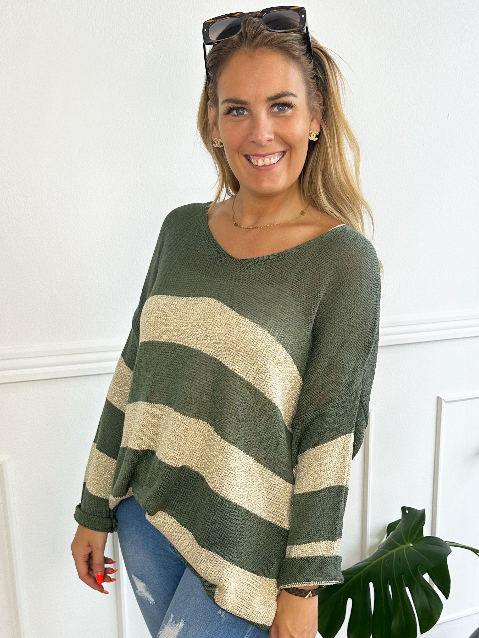 Dima - Stickad tröja i viskos med guld ränder